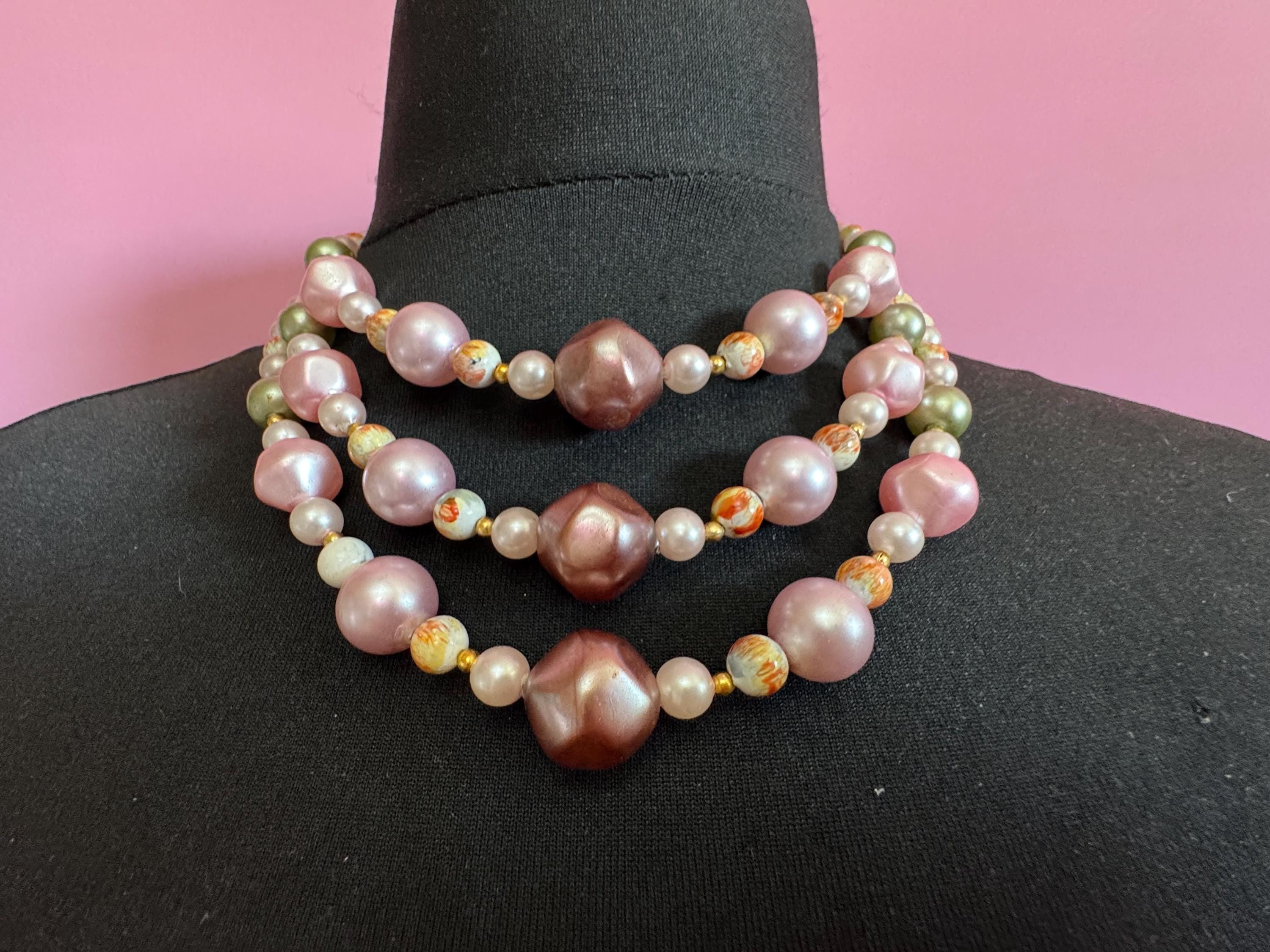 Mid century pink Hong Kong faux pearl chunky plastic beaded multi strand choker necklace