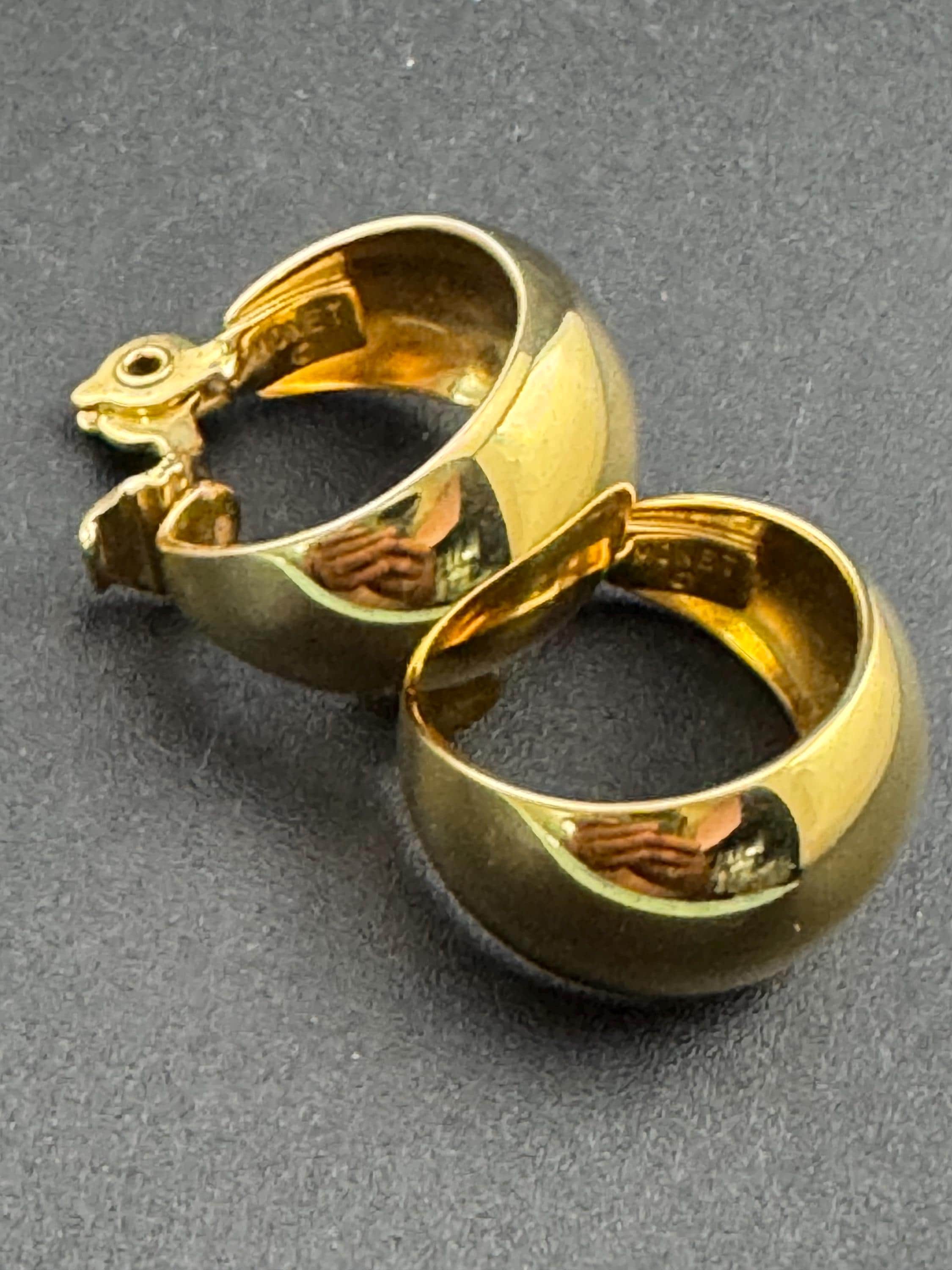 Signed MONET Vintage High End Gold tone 2cm round wide Hoop clip on drop earrings