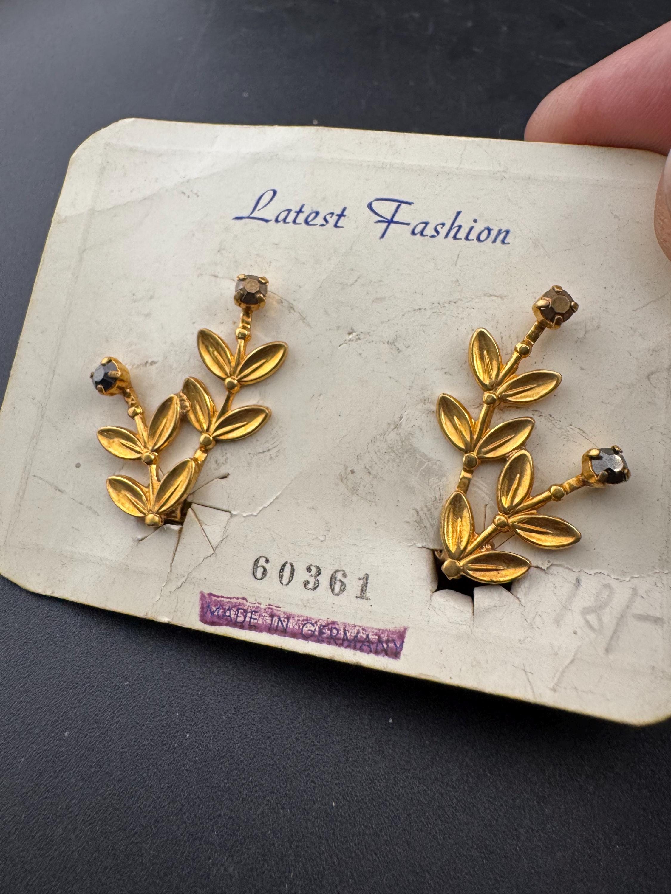 3cm Vintage mid century gold tone leaf clip on earrings, with gold rhinestones, original card