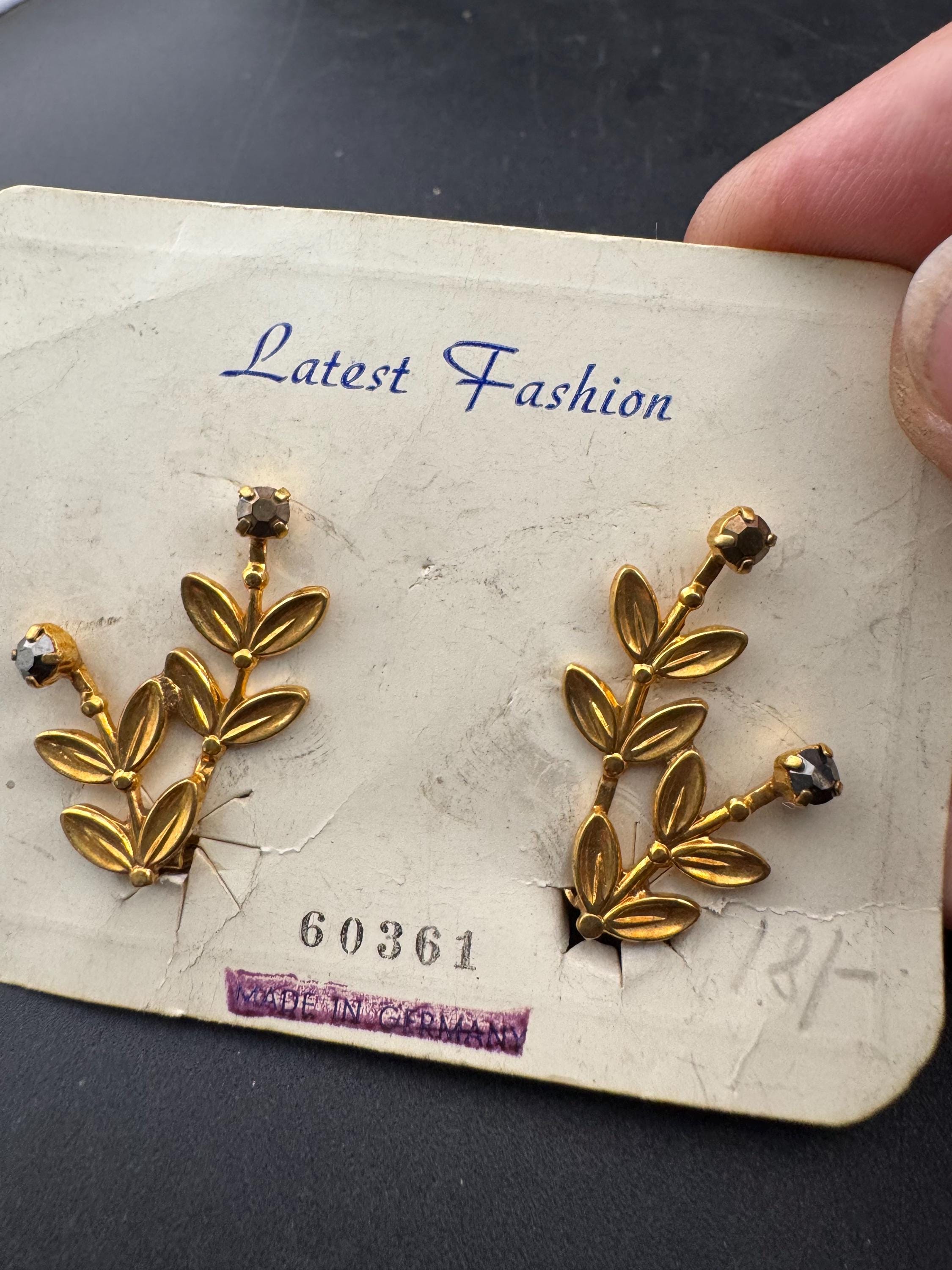 3cm Vintage mid century gold tone leaf clip on earrings, with gold rhinestones, original card