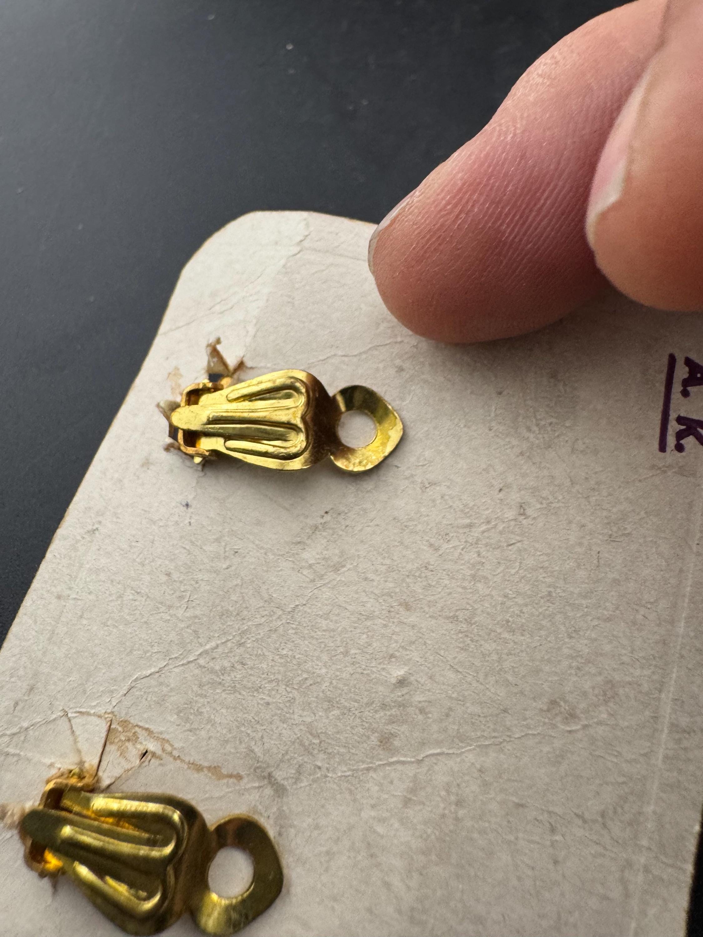 3cm Vintage mid century gold tone leaf clip on earrings, with gold rhinestones, original card