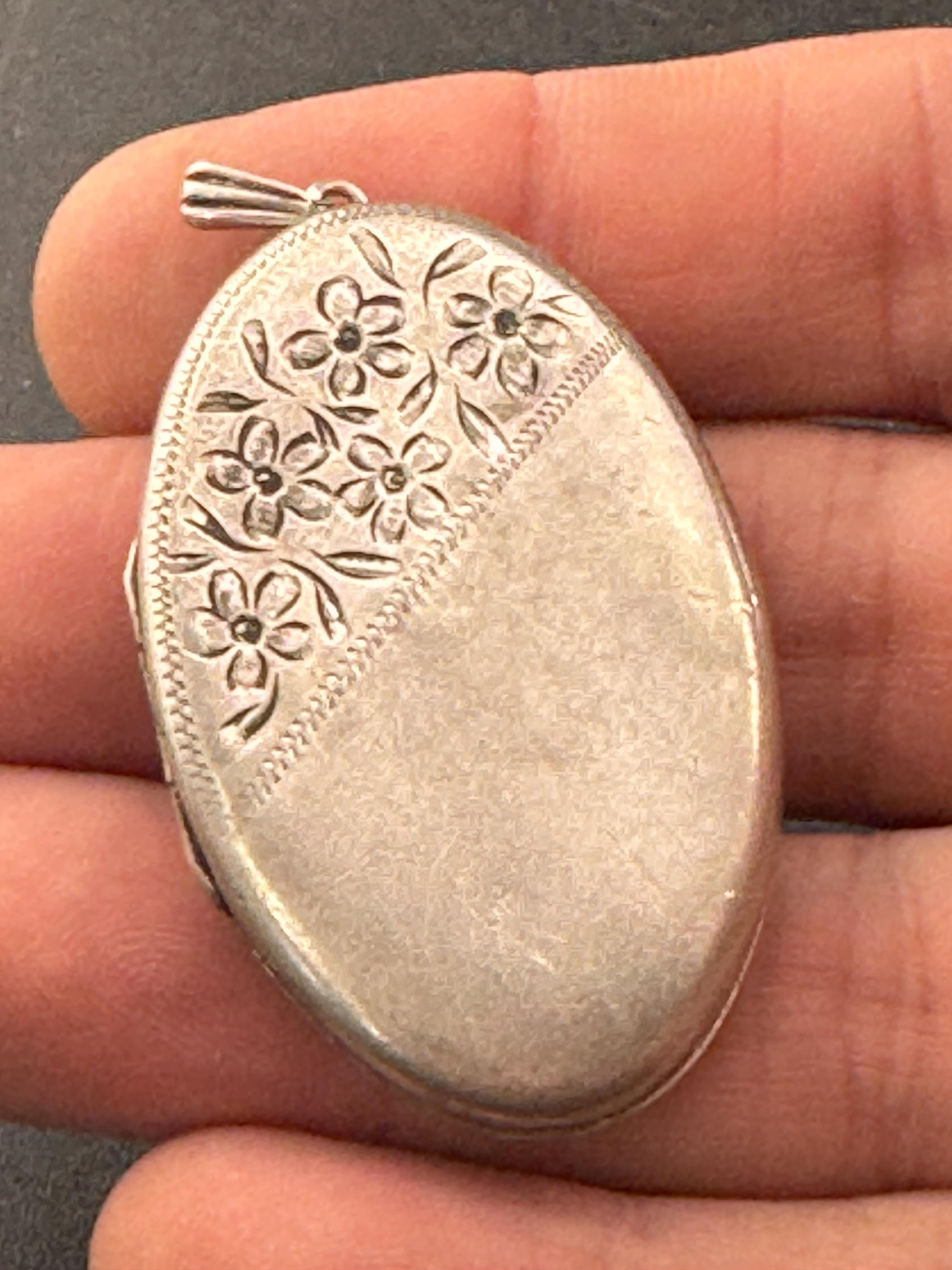 Vintage large photo Locket with engraved floral design, memorial keepsake stamp faded 12.1 grams