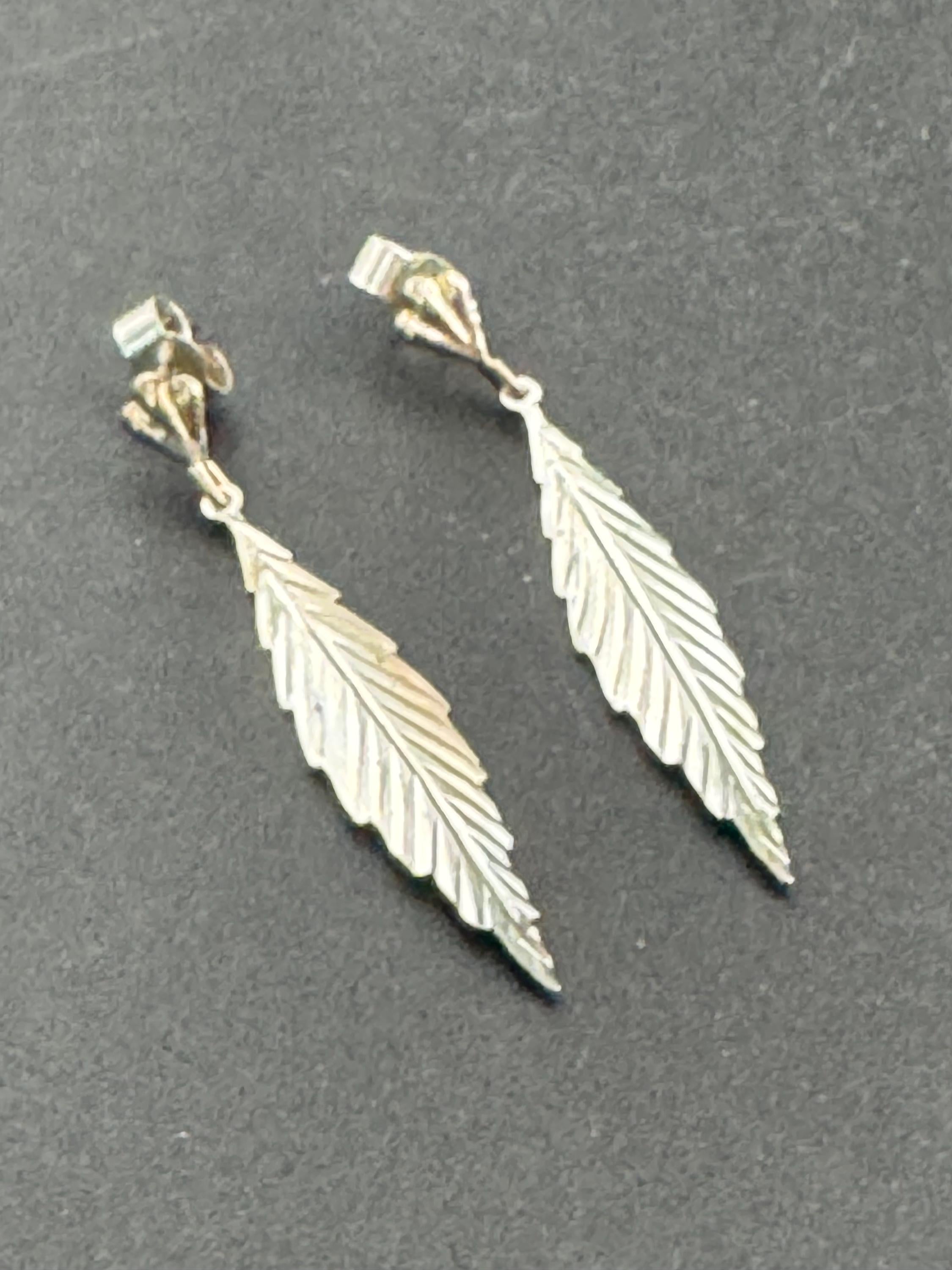 Vintage lightweight Sterling silver long leaf pierced drop earrings 925