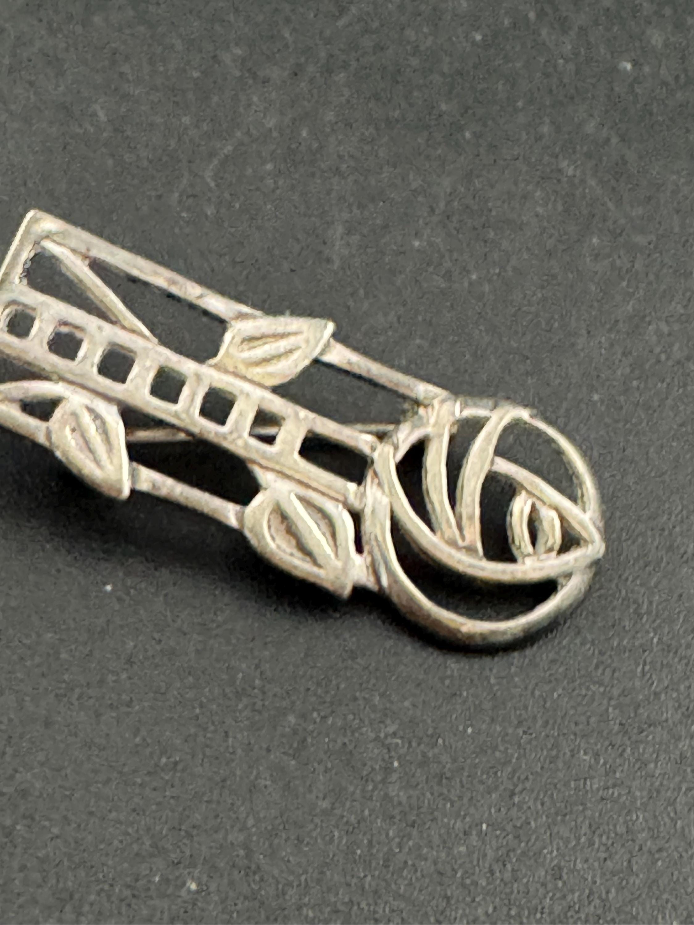 CJL Carrick Jewellery Sterling 925 Silver art nouveau style floral Brooch 3.7 grams 3.6cm