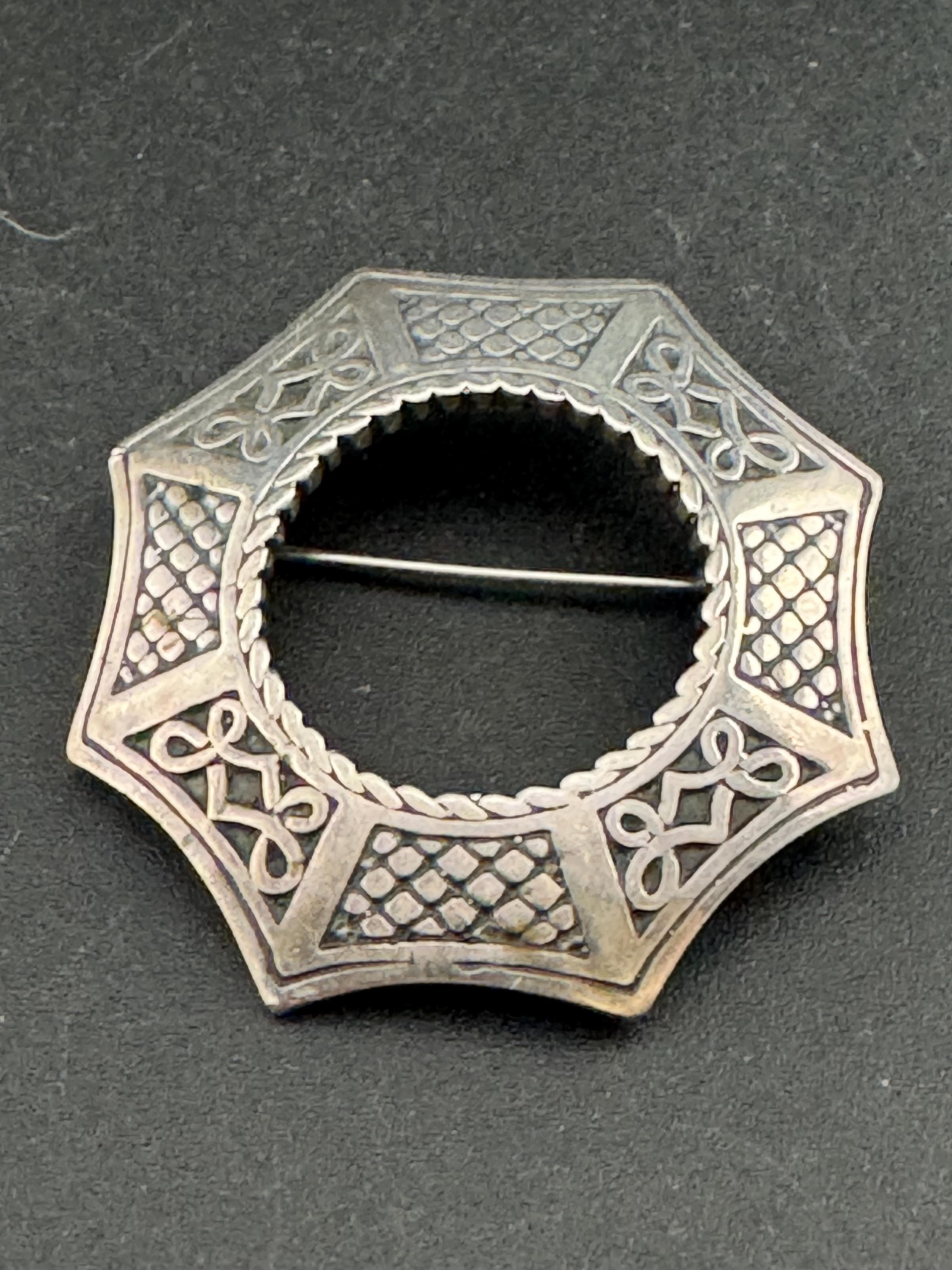 Malcolm grey ortak Vintage fully Hallmarked sterling silver scottish celtic large brooch 15.6 grams