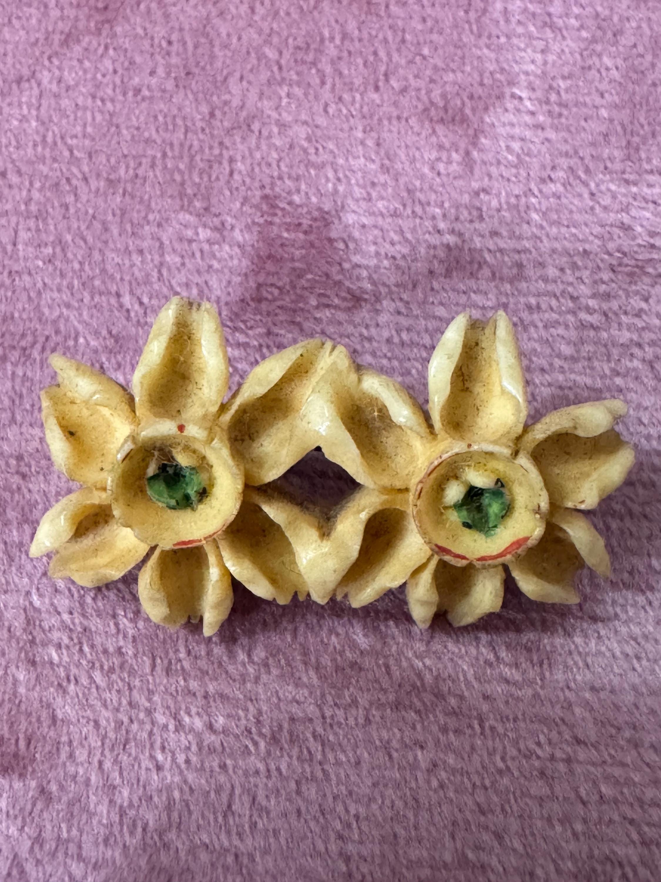 Early Plastic Bakelite Art Deco cream floral daffodil brooch