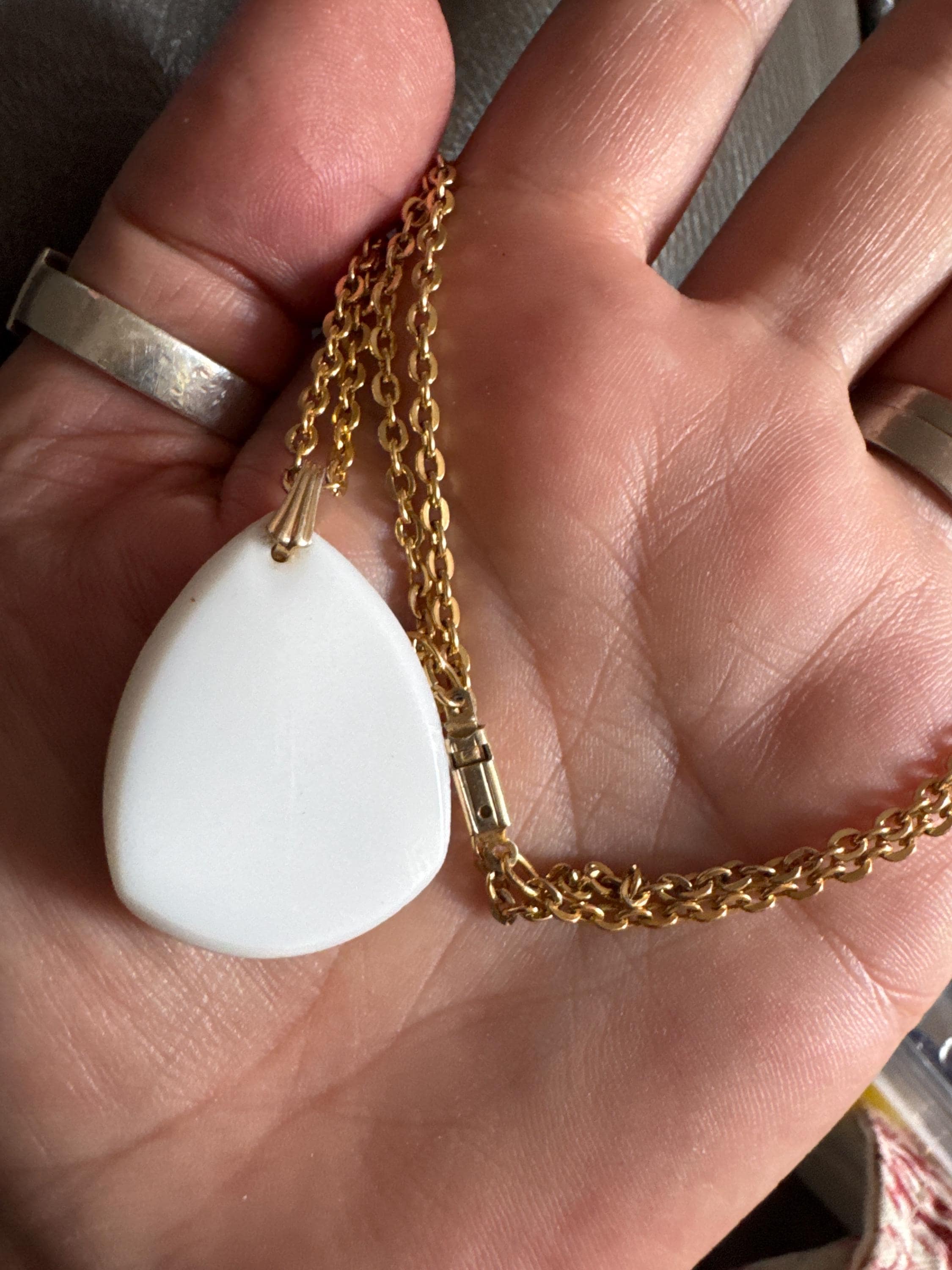 Vintage Czech carved milk glass gold tone 3.5cm seahorse pendant on 62cm chain necklace