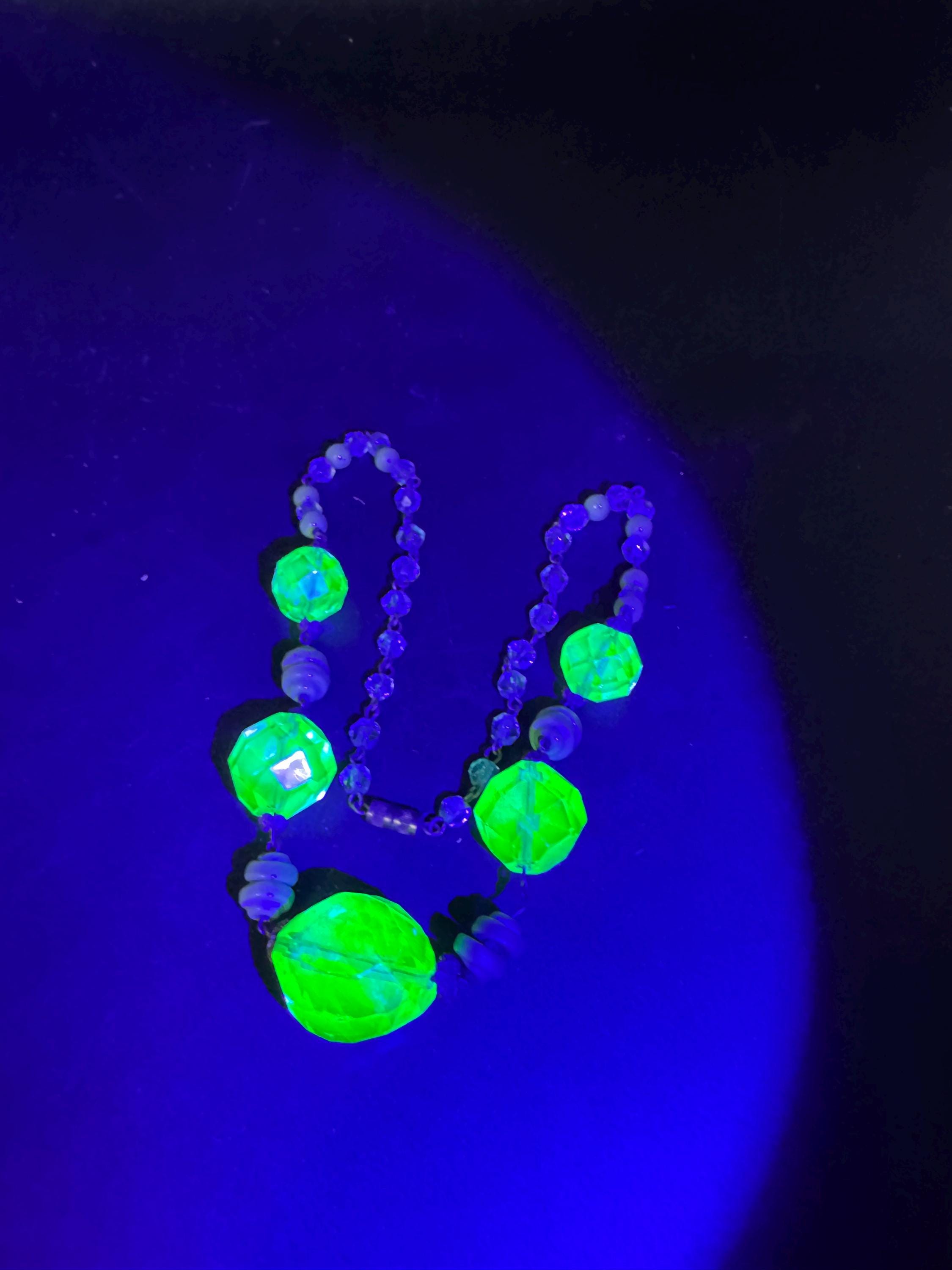 Old UV Reactive Art Deco faceted abs milder glass Czech beaded necklace, uranium 44cm