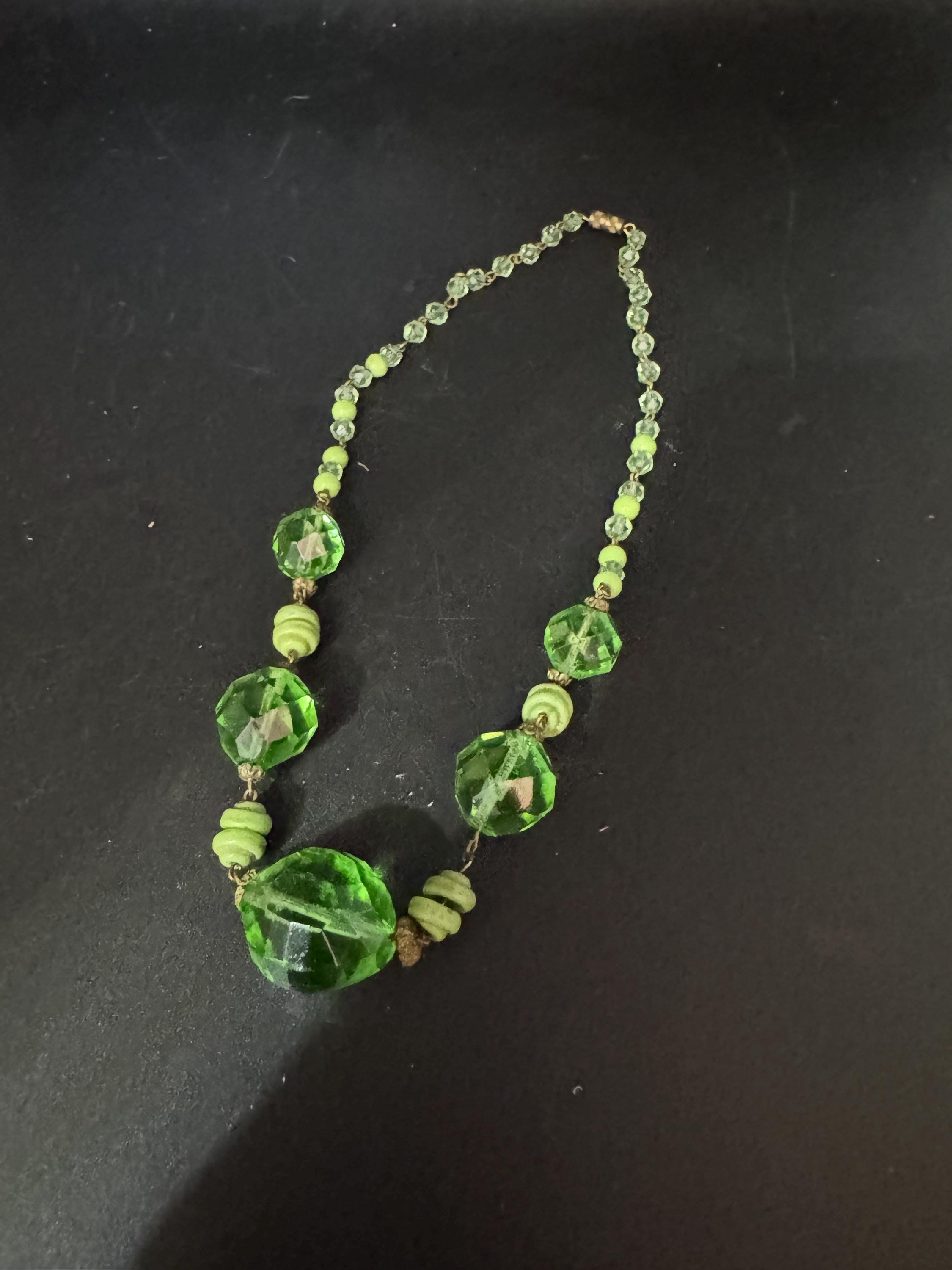 Old UV Reactive Art Deco faceted abs milder glass Czech beaded necklace, uranium 44cm