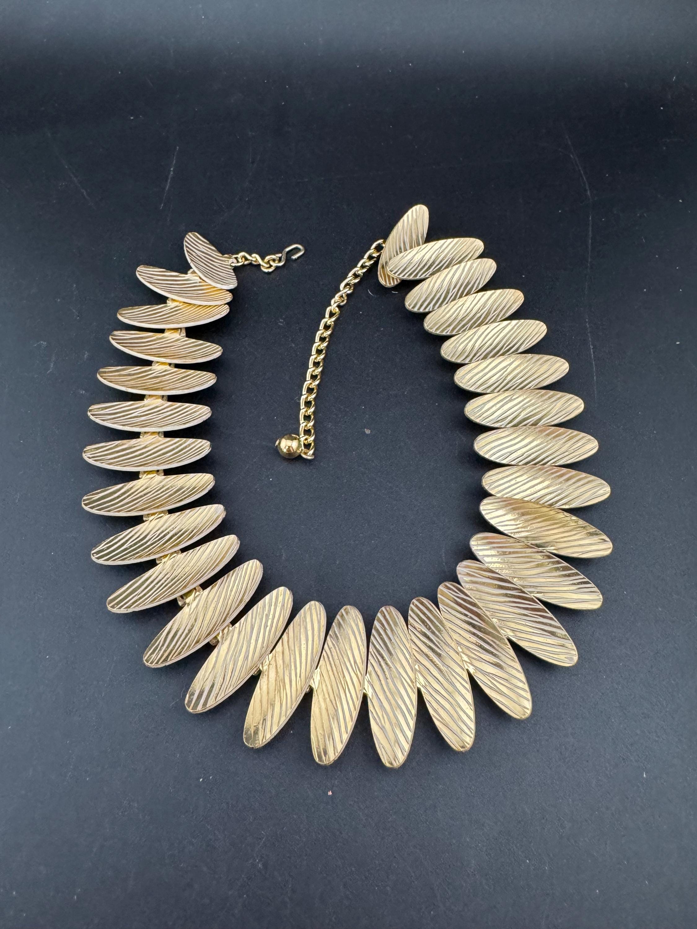 lightweight white and gold tone aluminium panel link choker necklace 1980s 43cm x 3cm