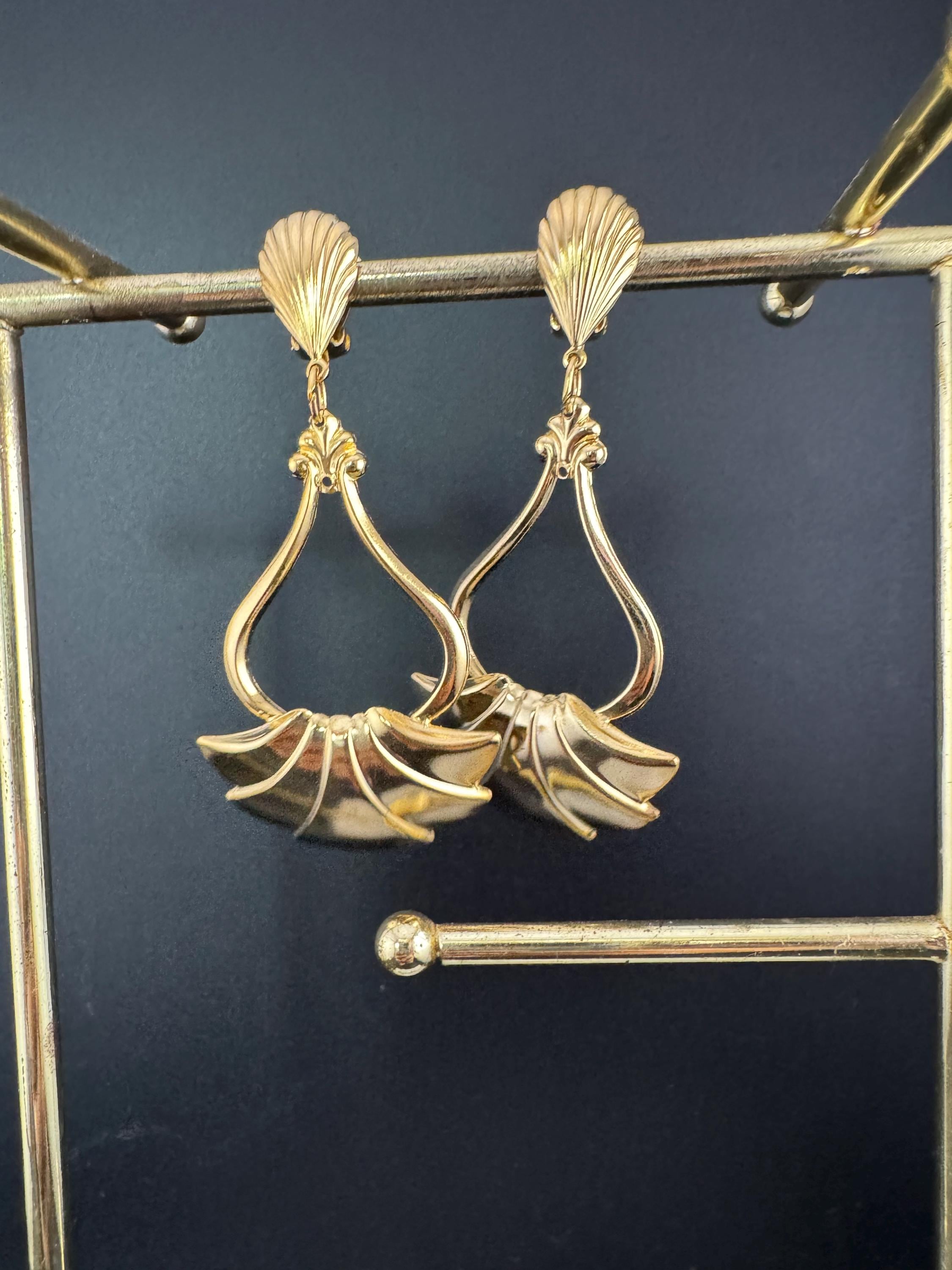 Vintage 1990s oversized gold tone lightweight metal fan design door knocker dangly clip on earrings, 7.5cm unused old shop stock