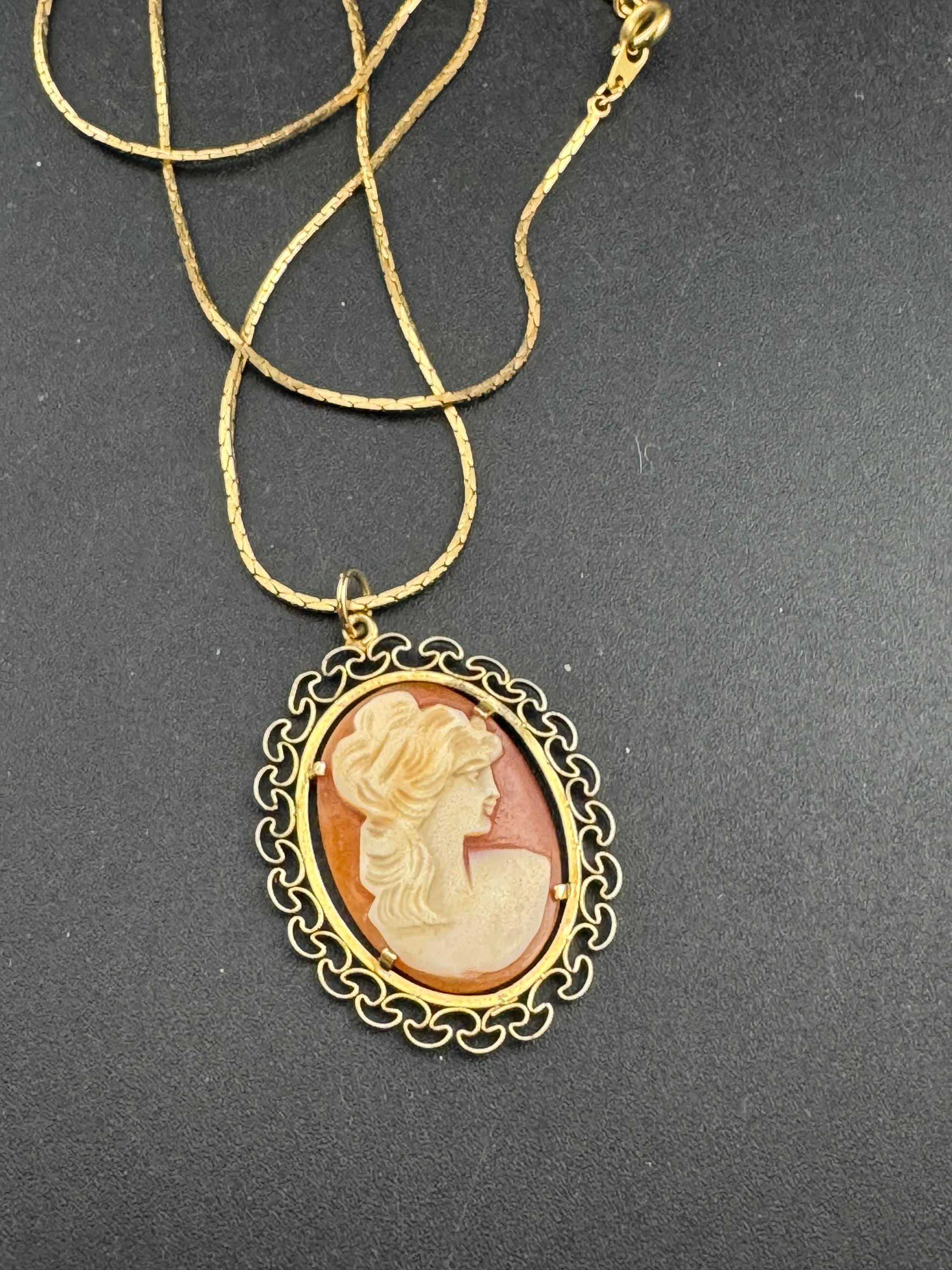 Vintage Gold plated Carved shell cameo pendant necklace on a 45cm plated chain 1970s 1960s