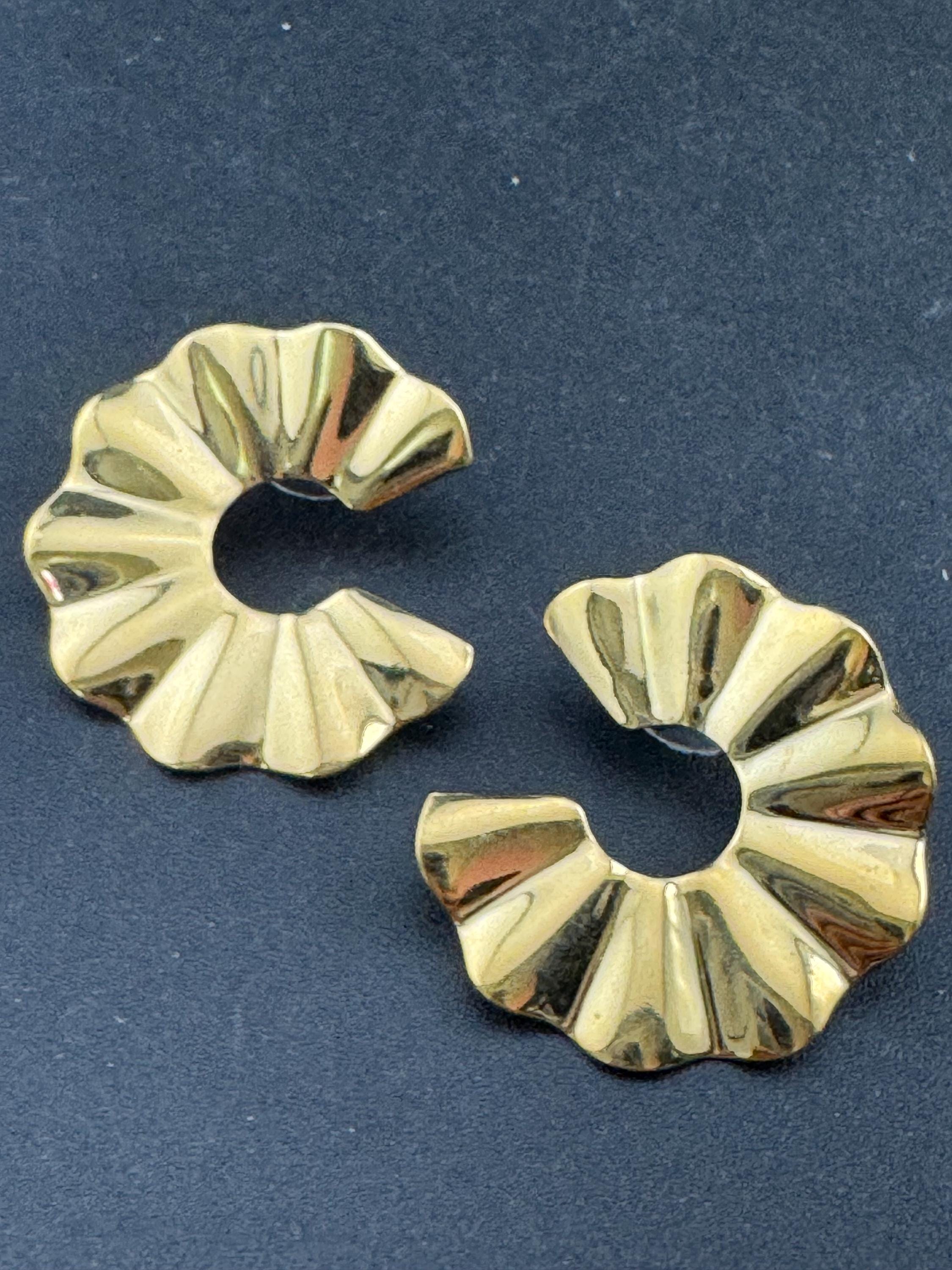 3cm Vintage 1980s crimple formed metal gold tone round stud earrings for pierced ears