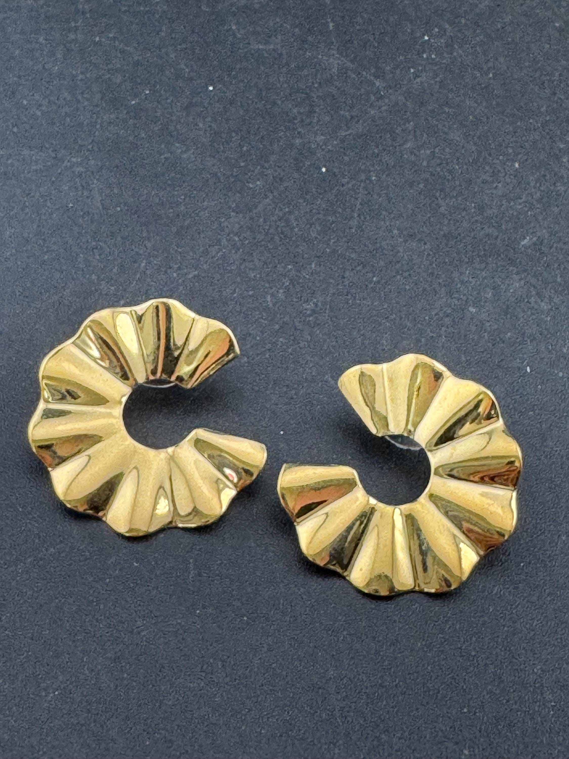 3cm Vintage 1980s crimple formed metal gold tone round stud earrings for pierced ears
