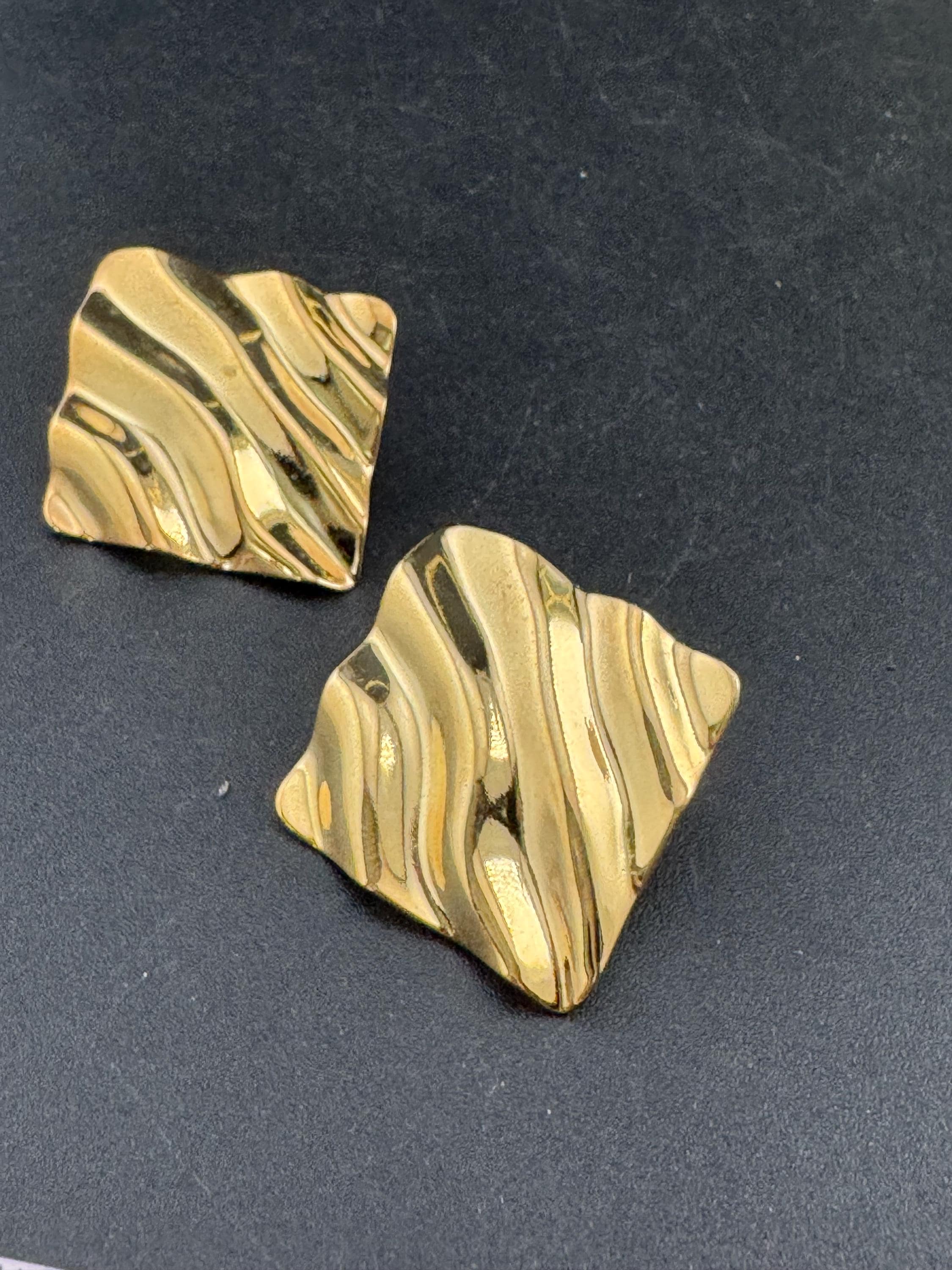 3cm Vintage 1980s punched Crimpled metal gold tone square stud earrings for pierced ears