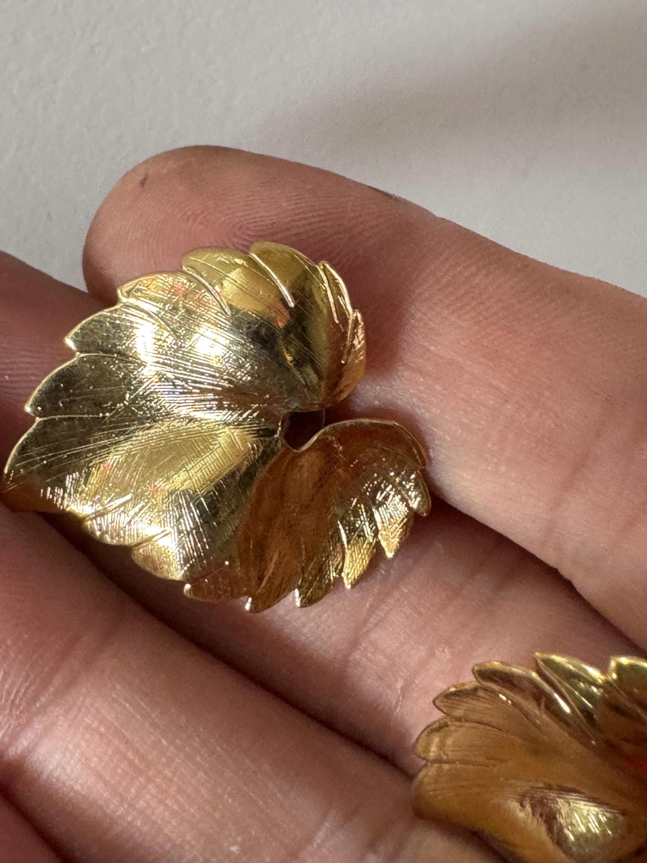 Vintage 80s shiny gold tone detailed leaf button stud earrings for pierced ears unworn