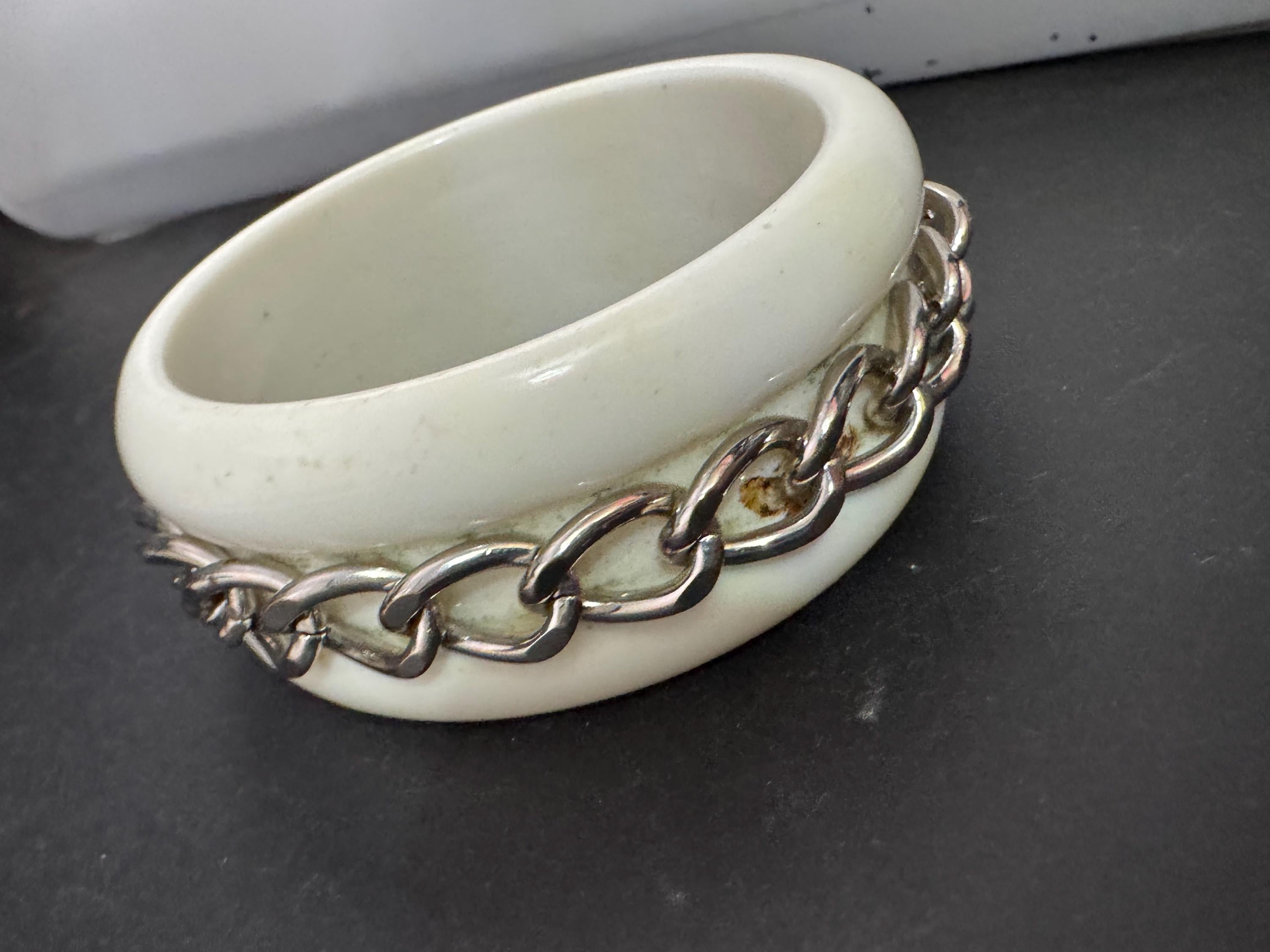 Vintage white plastic silver curb chain link wide cuff bangle bracelet 65mm internal diameter