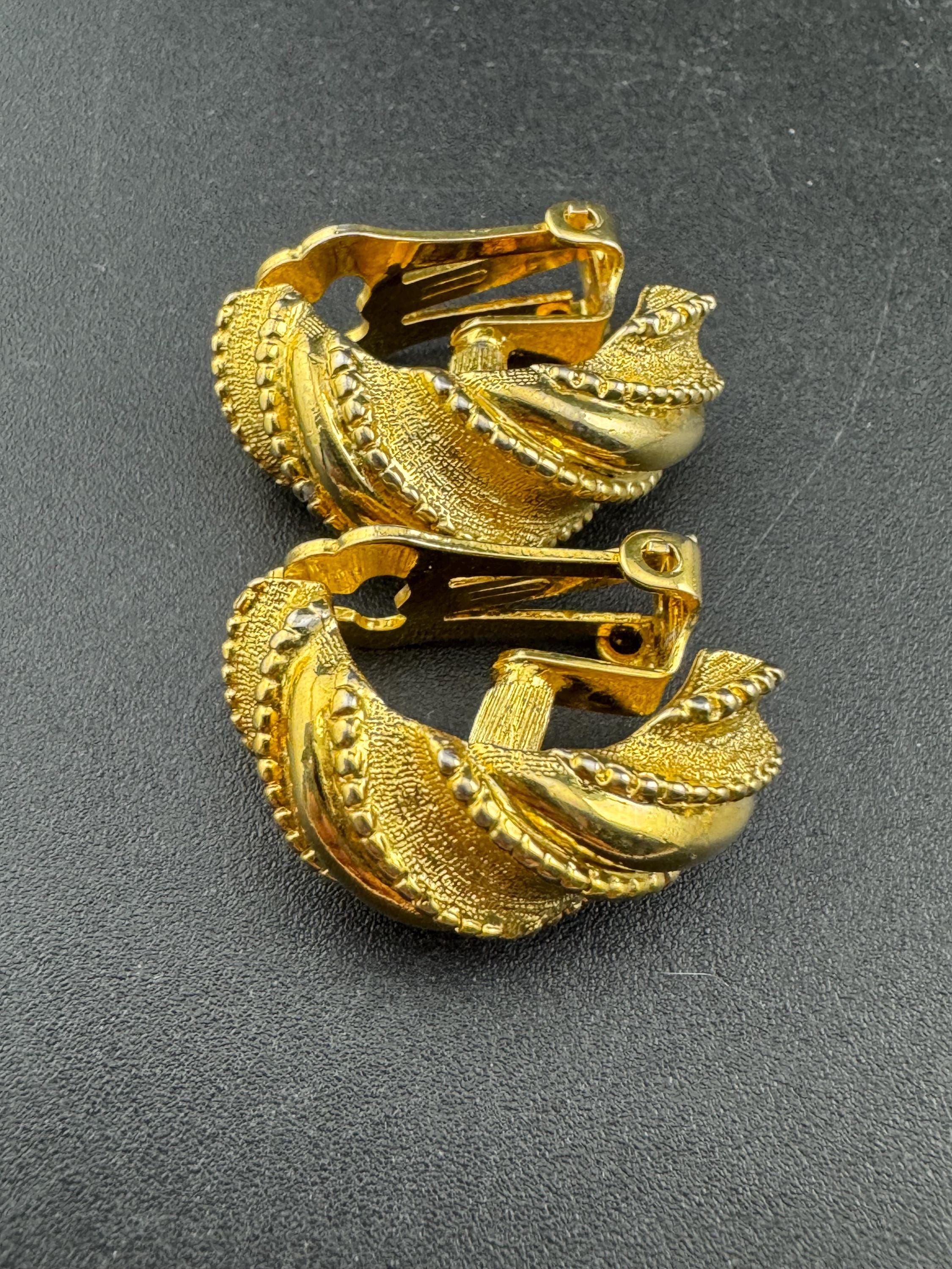 Vintage gold tone ornate half hoop textured chain clip on earrings