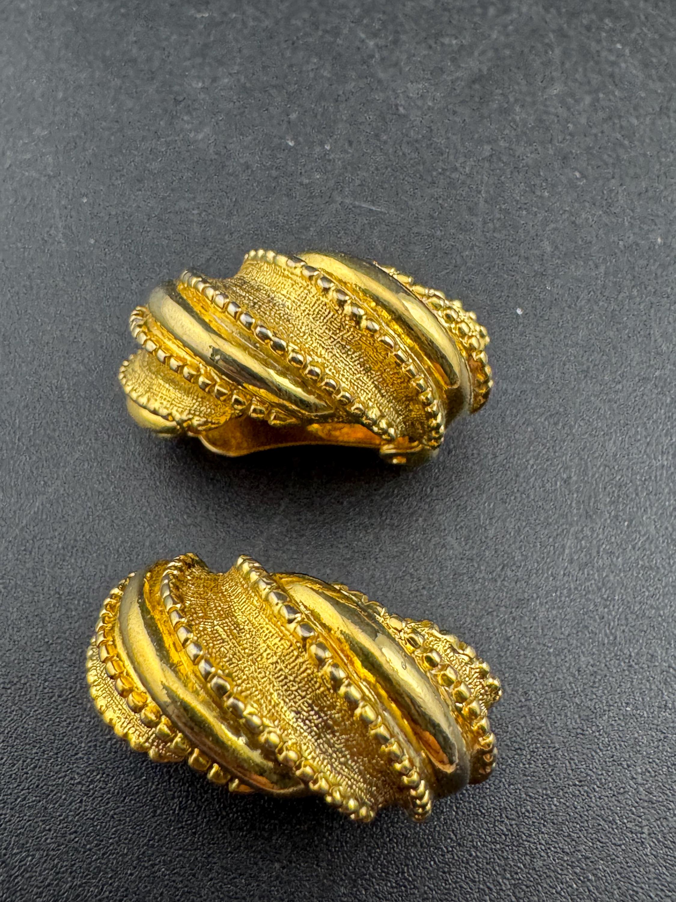 Vintage gold tone ornate half hoop textured chain clip on earrings