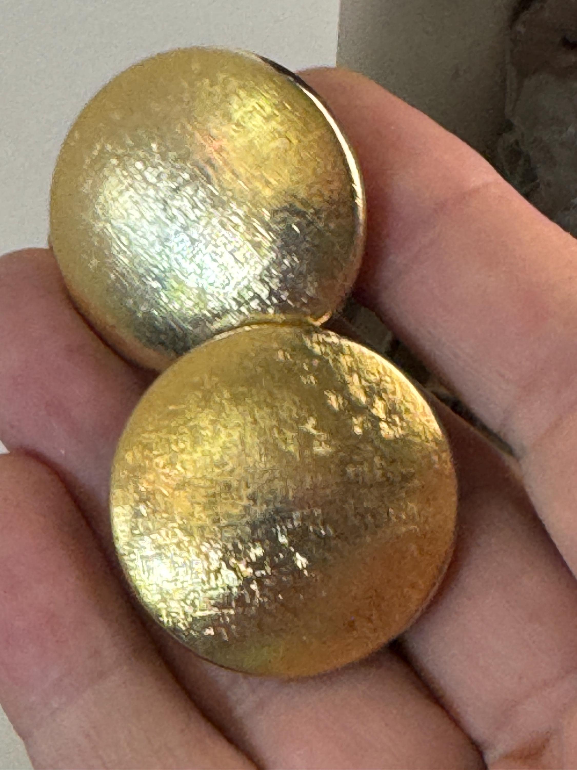 oversized gold tone 3cm round disc textured lightweight clip on earrings