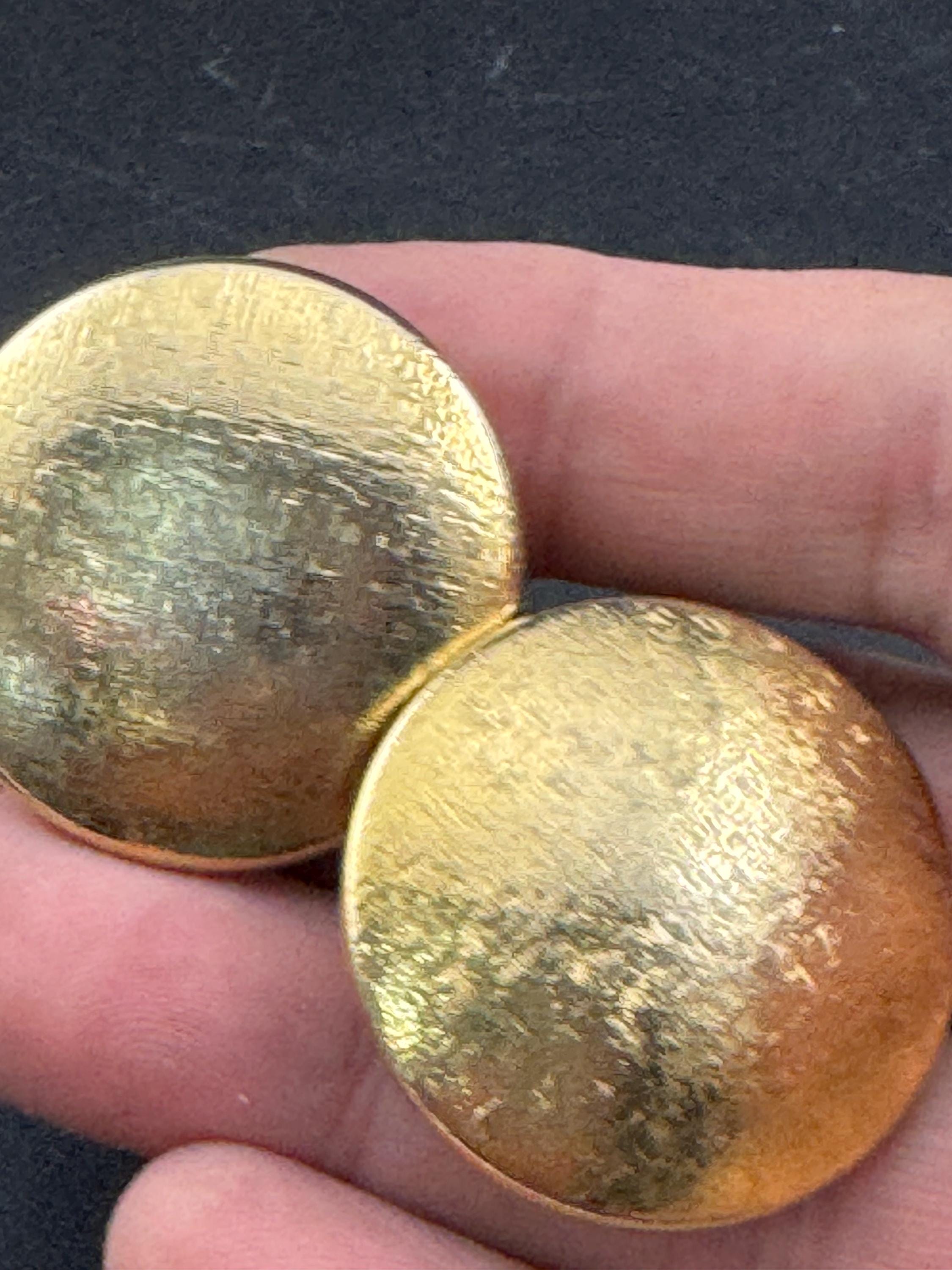 oversized gold tone 3cm round disc textured lightweight clip on earrings