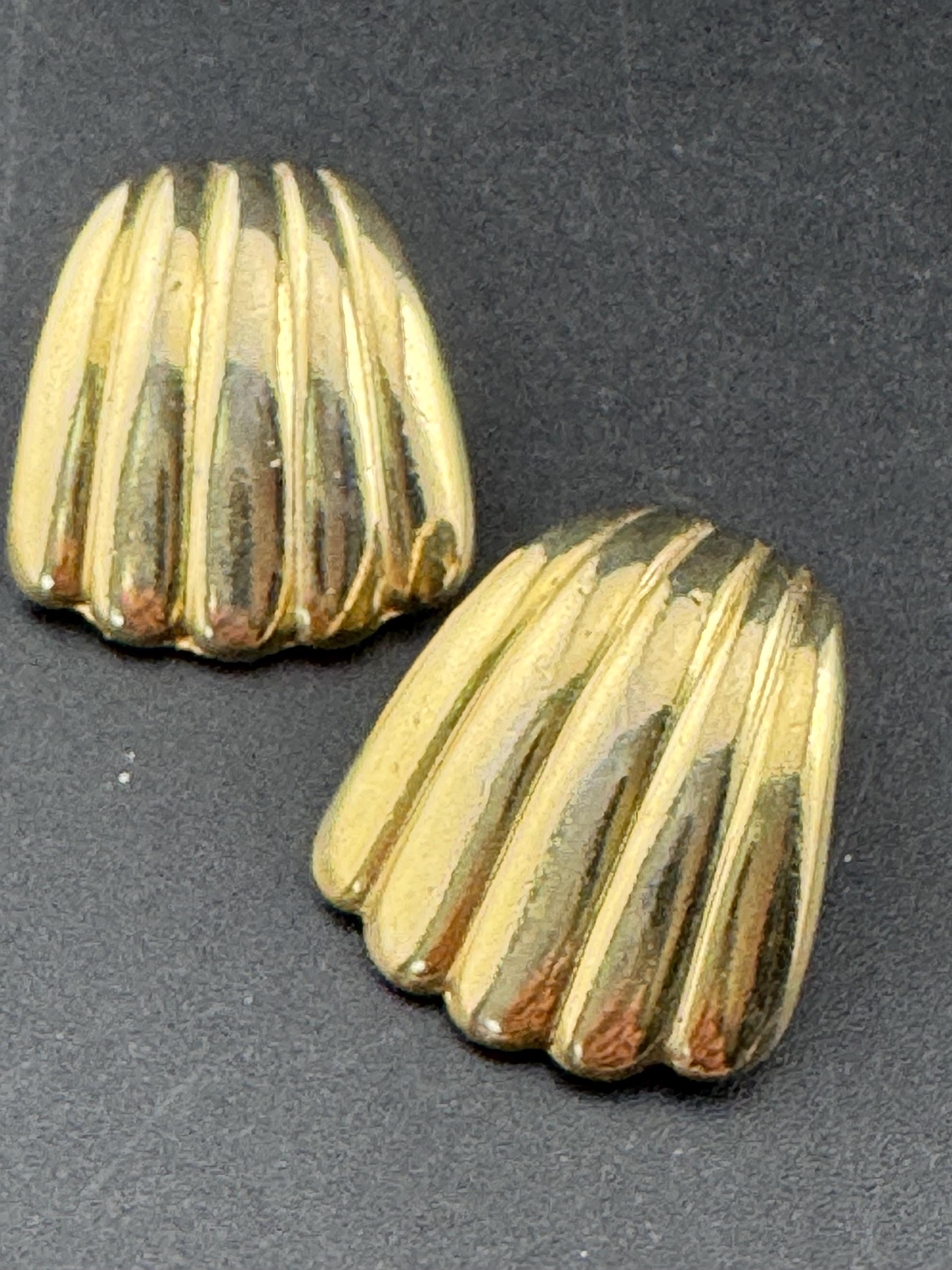 Vintage 2.5cm abstract scalloped shell clip on earrings gold tone