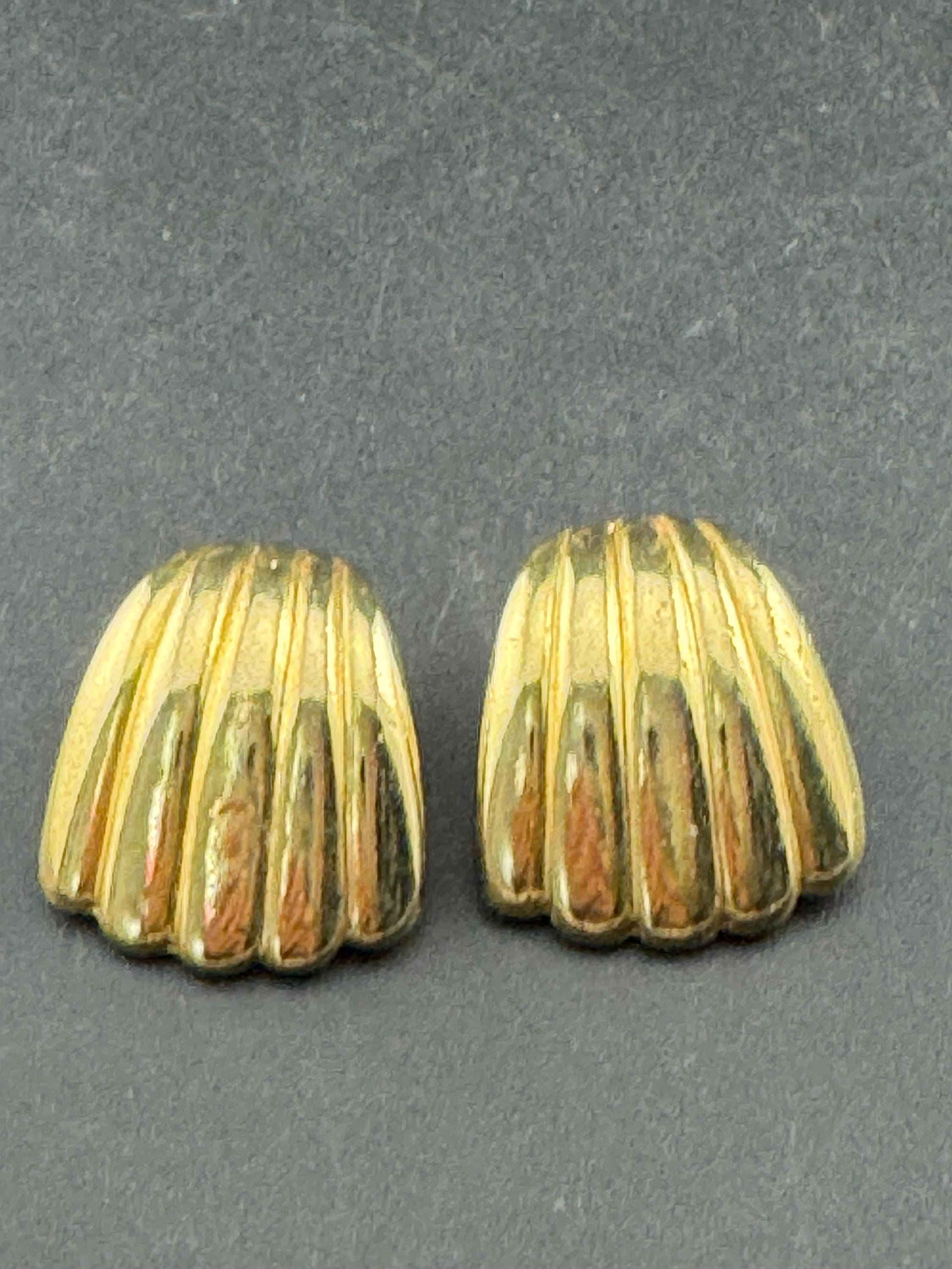 Vintage 2.5cm abstract scalloped shell clip on earrings gold tone