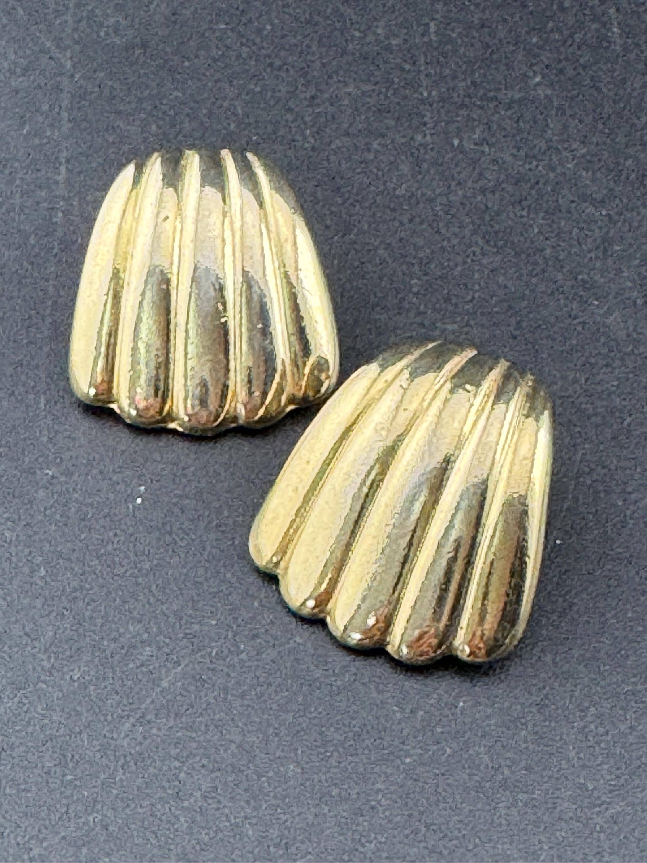 Vintage 2.5cm abstract scalloped shell clip on earrings gold tone