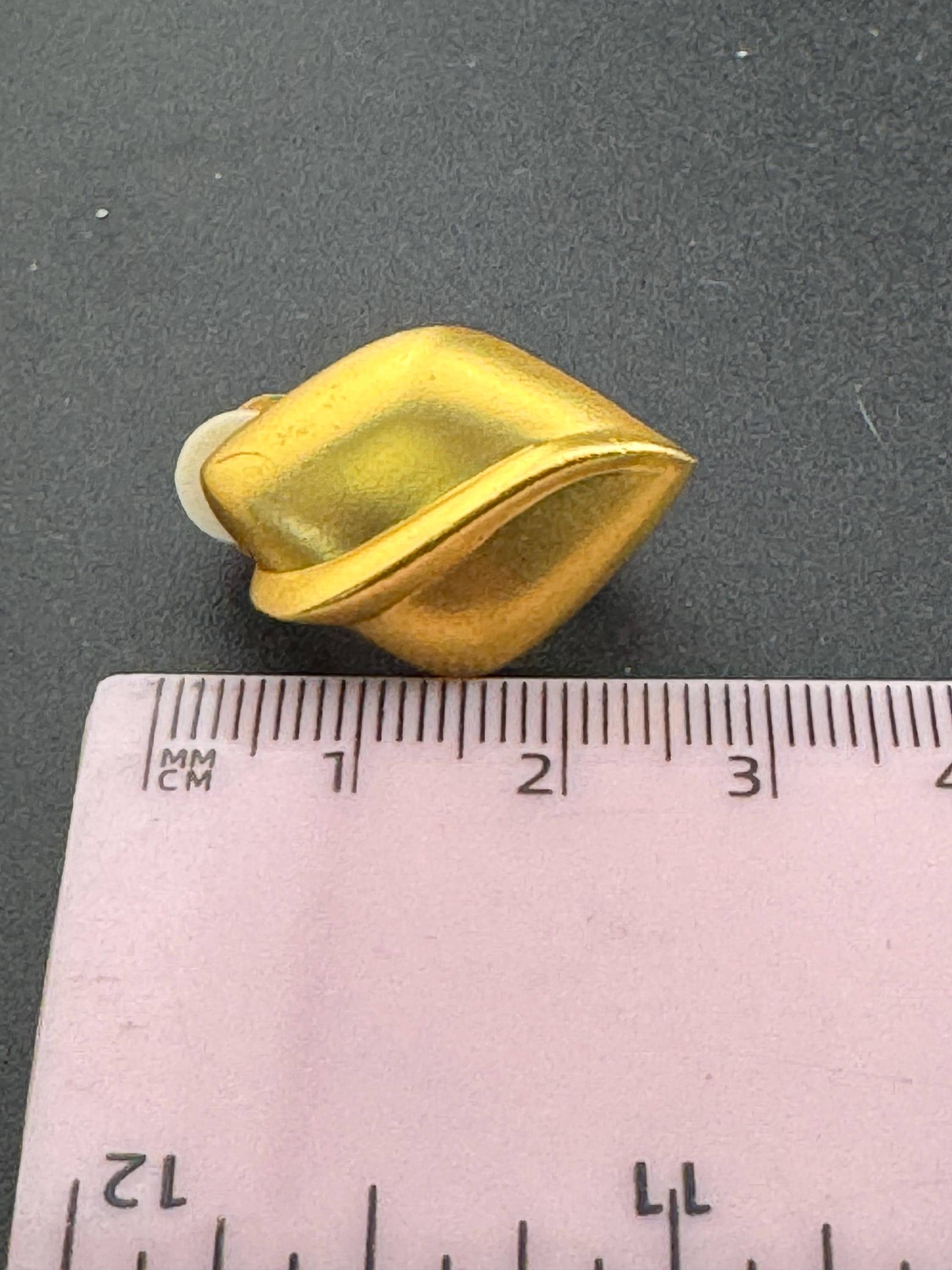 Matt gold tone Vintage 2.75cm abstract leaf yellow metal clip on earrings, studs