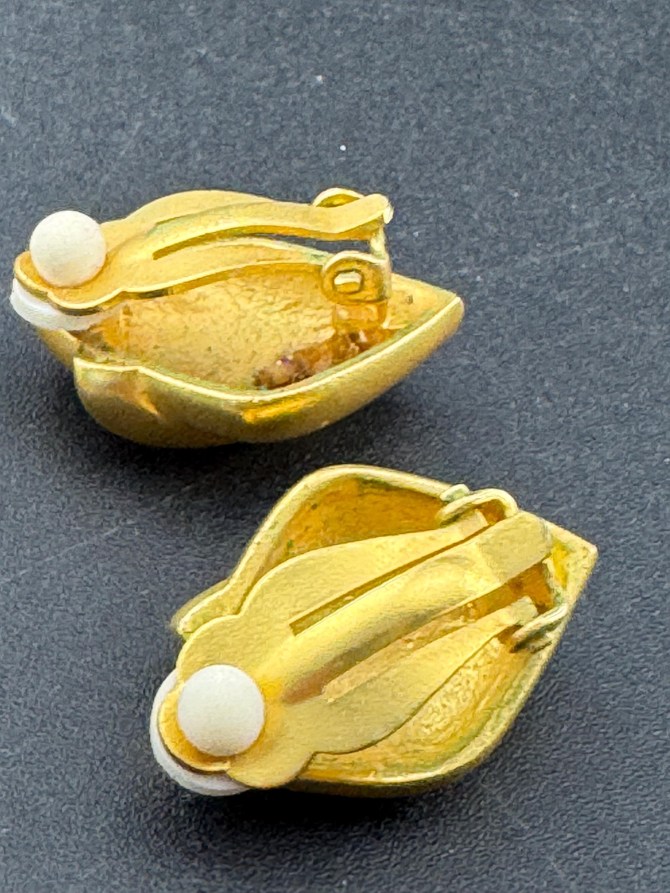 Matt gold tone Vintage 2.75cm abstract leaf yellow metal clip on earrings, studs