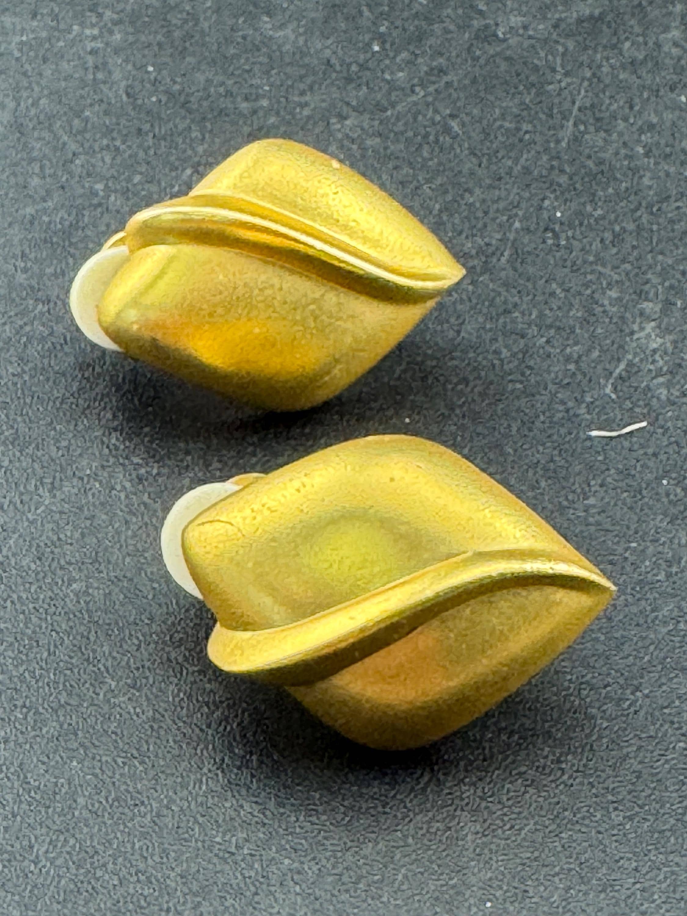 Matt gold tone Vintage 2.75cm abstract leaf yellow metal clip on earrings, studs