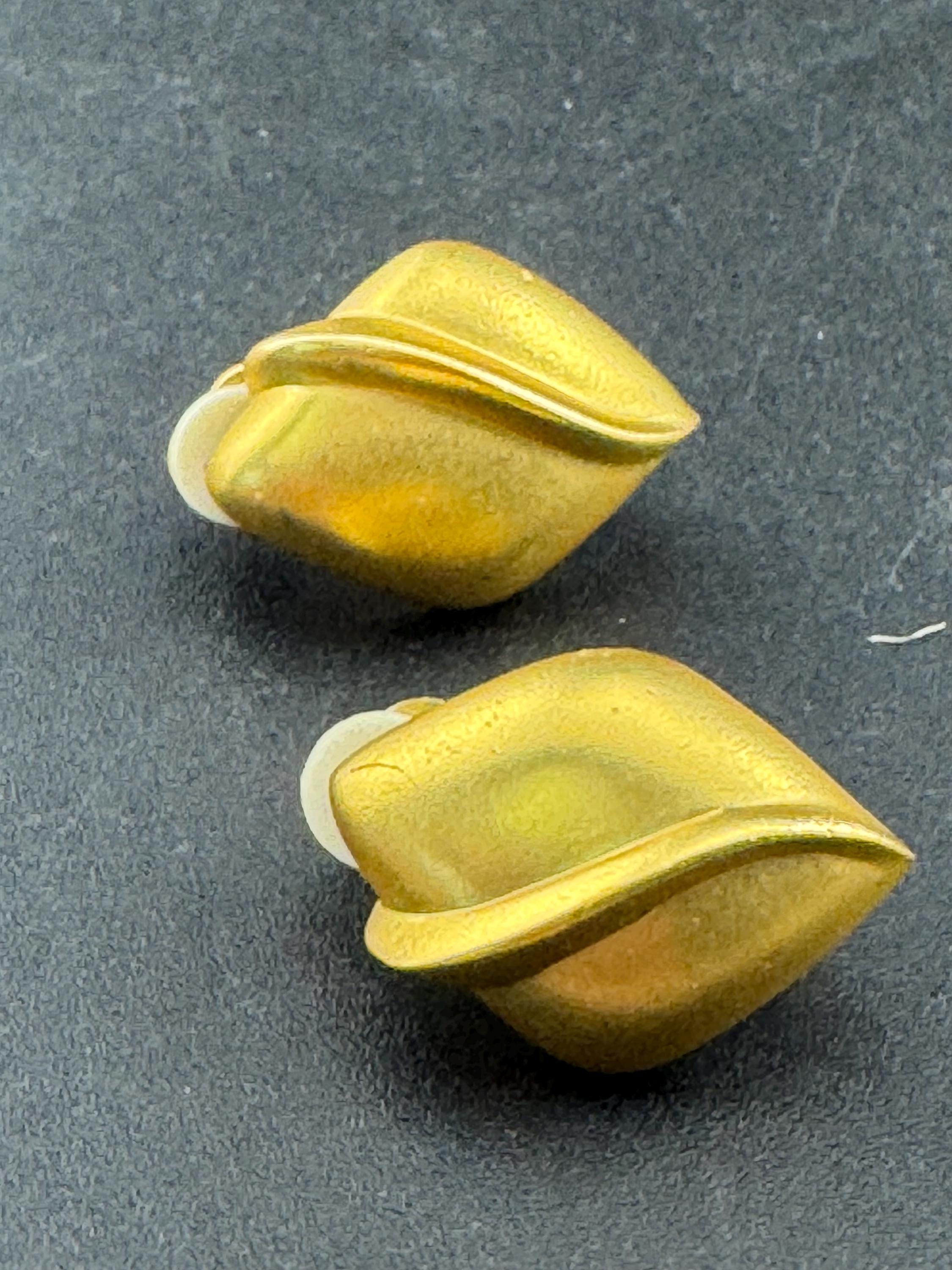 Matt gold tone Vintage 2.75cm abstract leaf yellow metal clip on earrings, studs