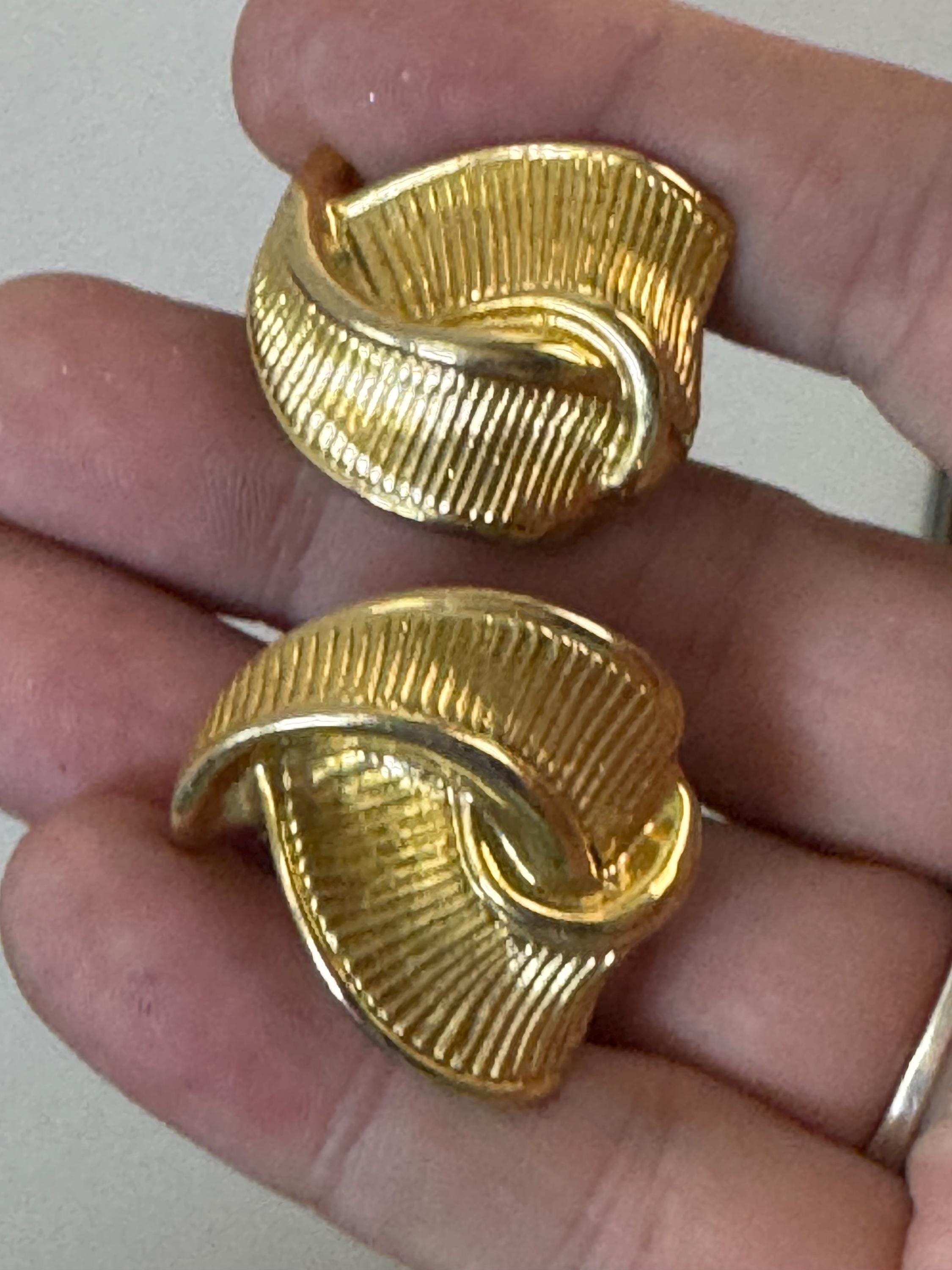 Vintage 3cm abstract textured metal clip on earrings gold tone