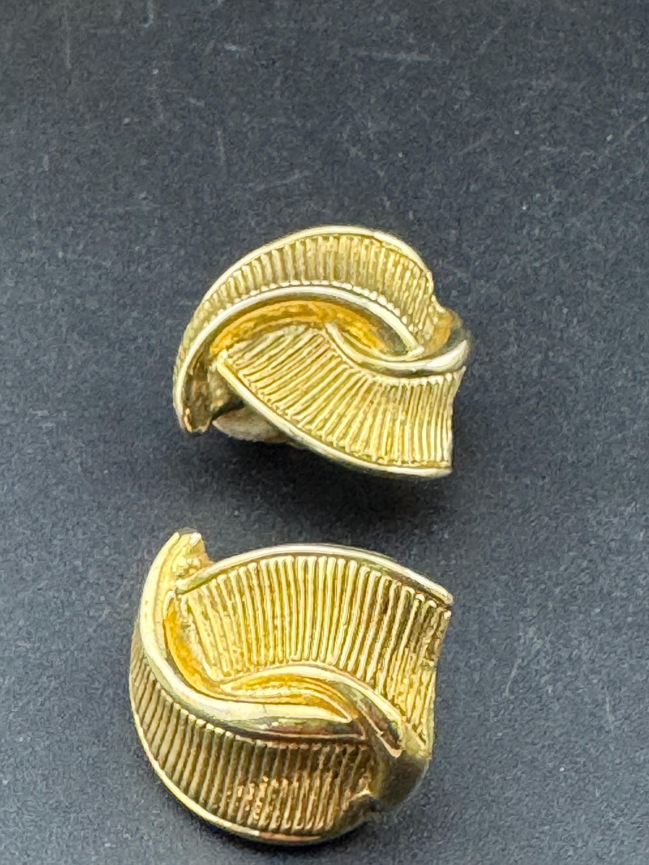 Vintage 3cm abstract textured metal clip on earrings gold tone