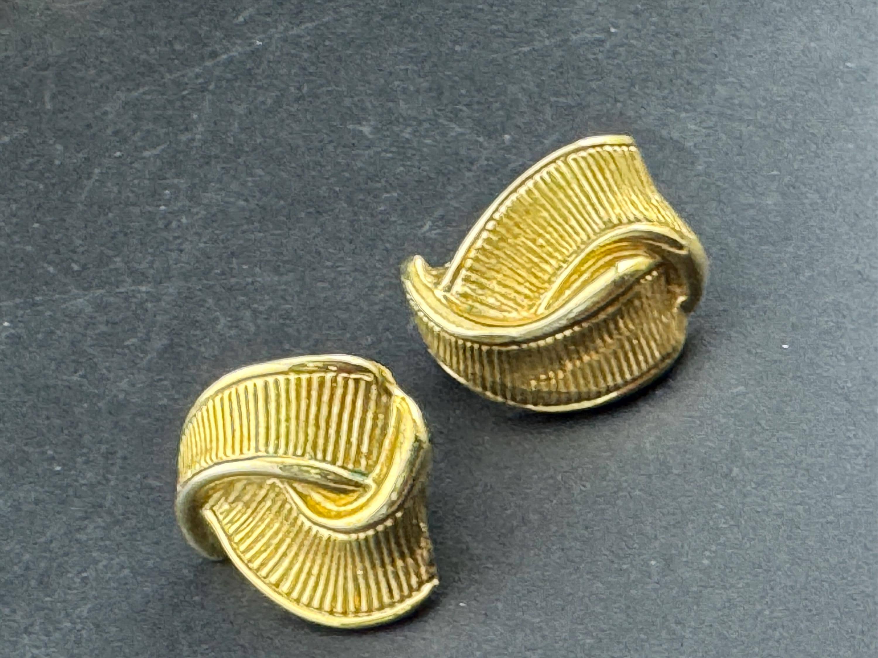 Vintage 3cm abstract textured metal clip on earrings gold tone
