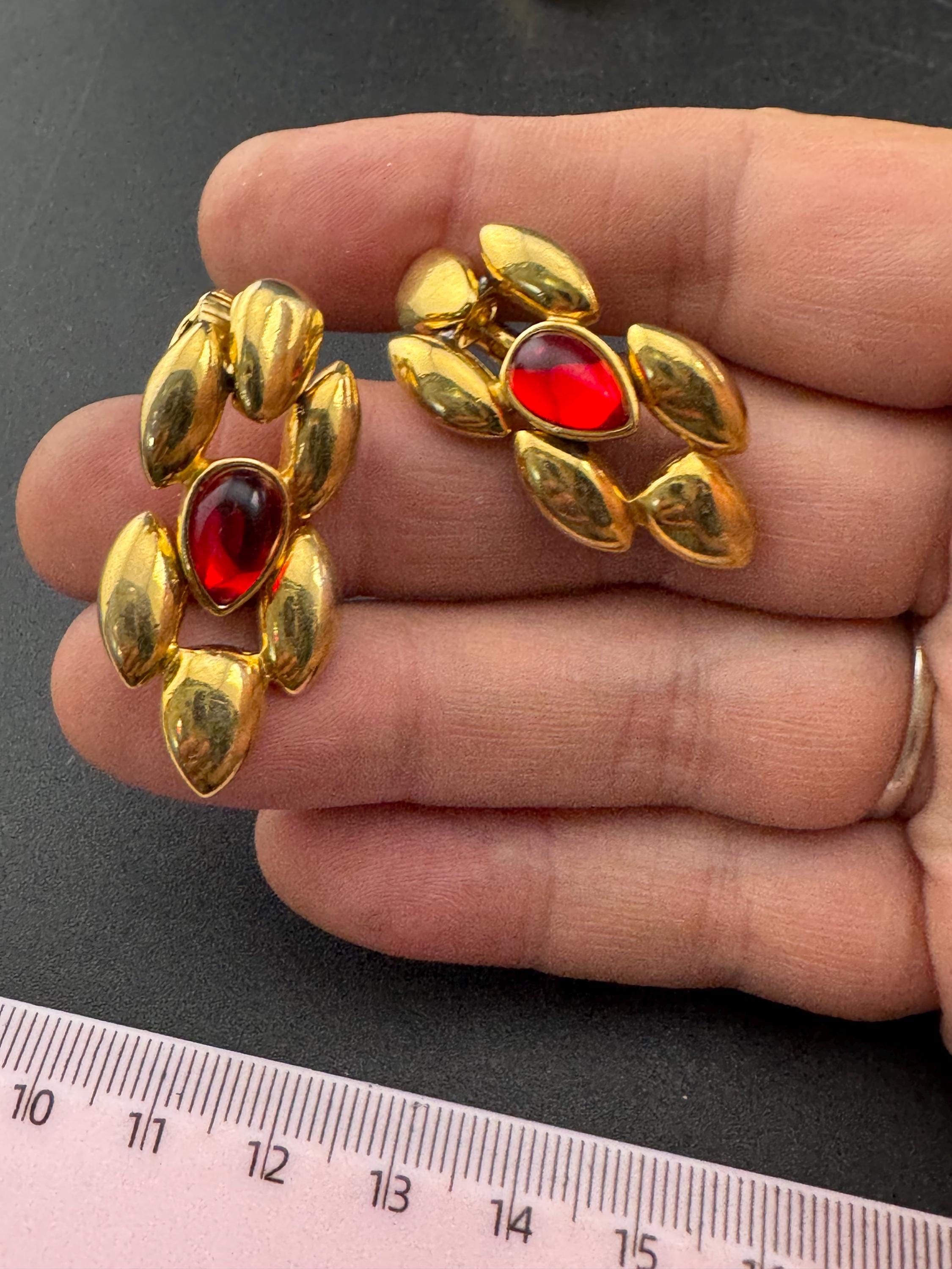 Vintage Gold Tone 1980s panther brick Chain Link drop earrings with Ruby Red teardrop cabochon clip on earrings