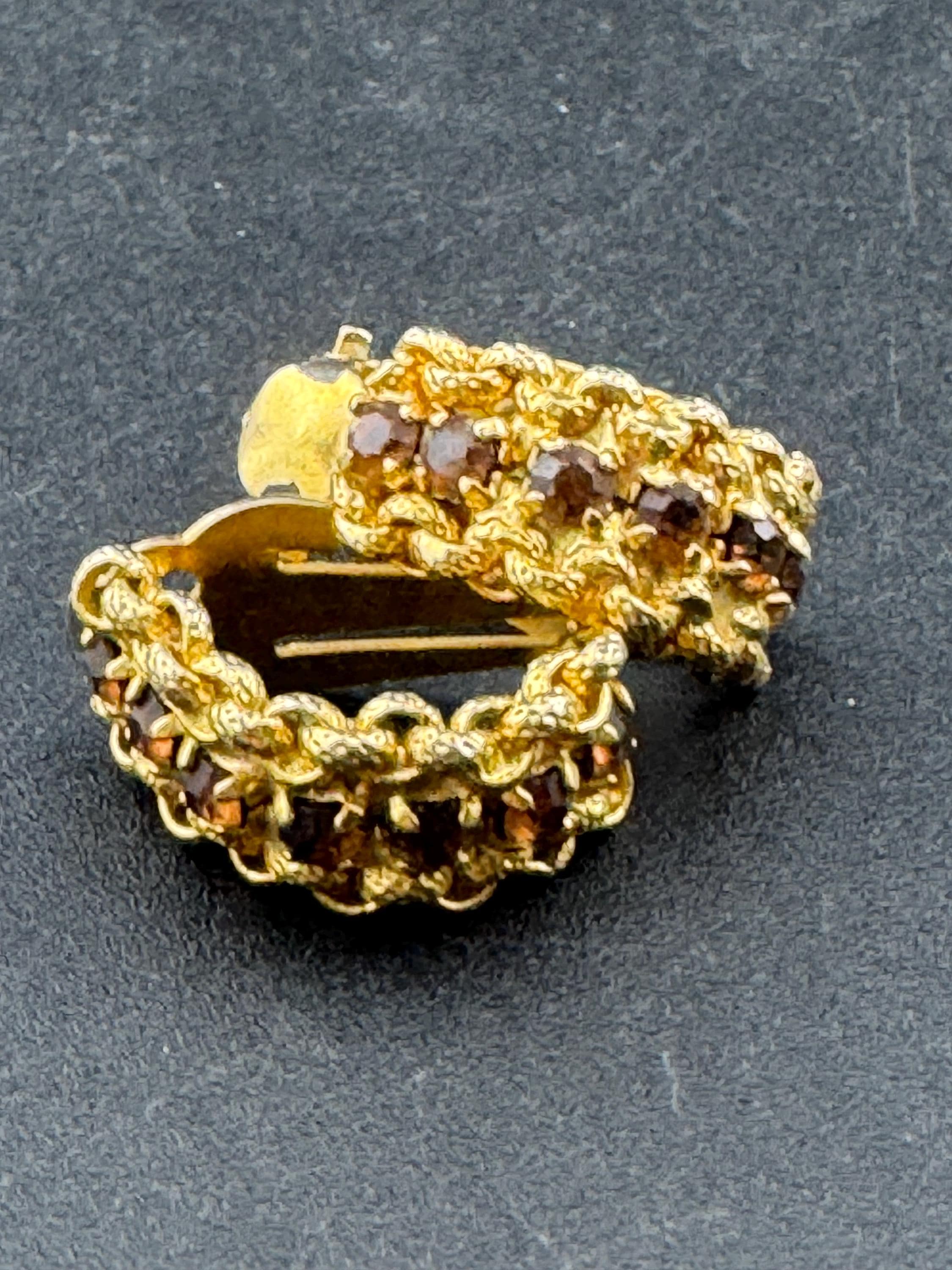 Vintage 1960s brown cognac glass gold tone half hoop mesh 2cm hoop clip On Earrings