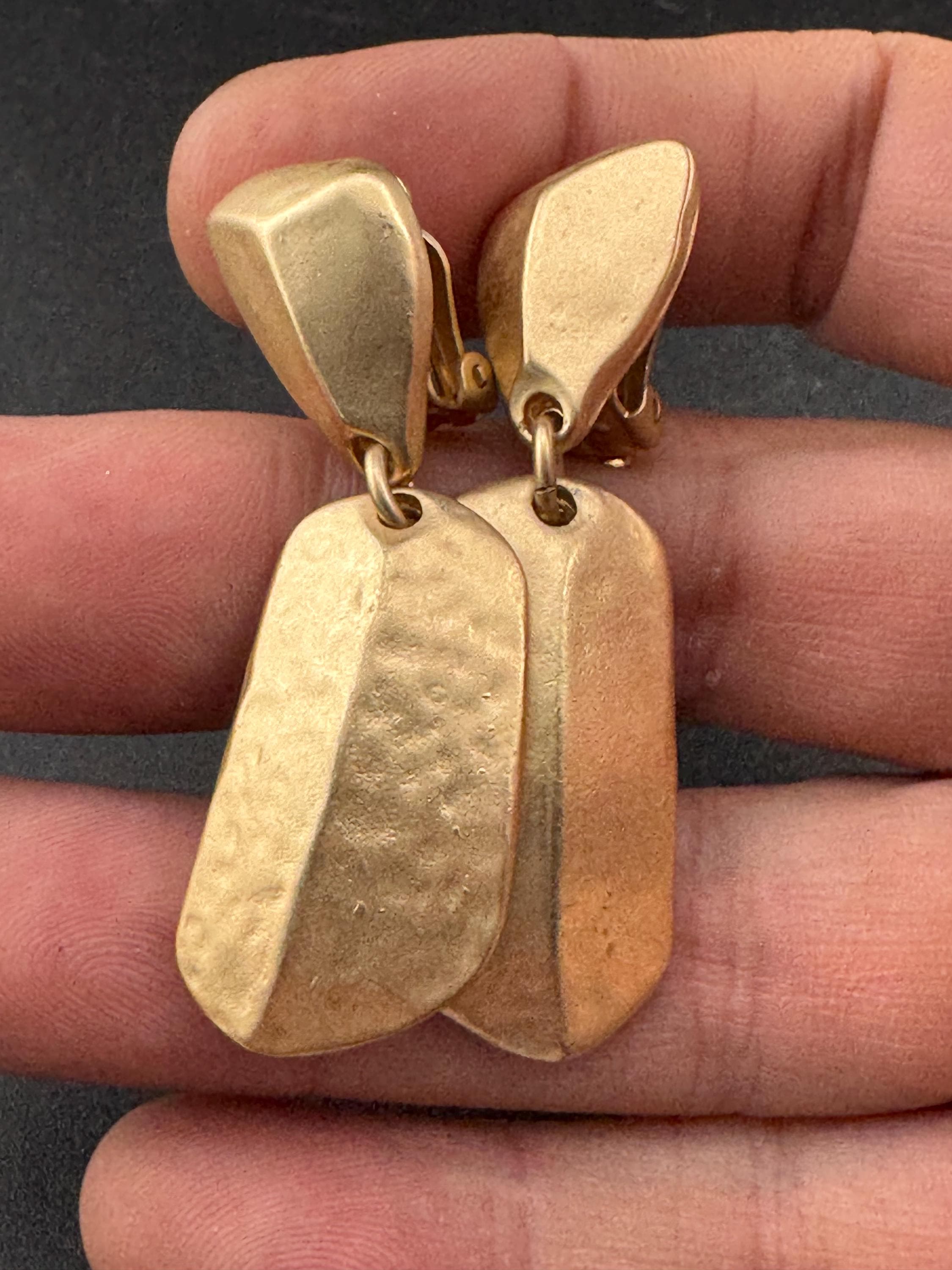 Matt yellow gold tone Etruscan style dangly drop clip on earrings