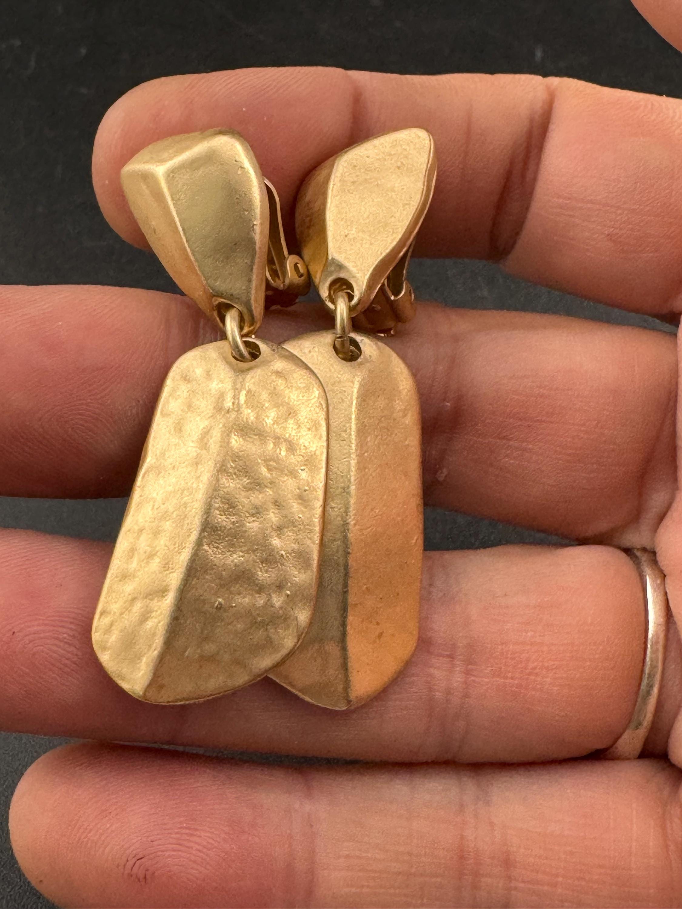 Matt yellow gold tone Etruscan style dangly drop clip on earrings