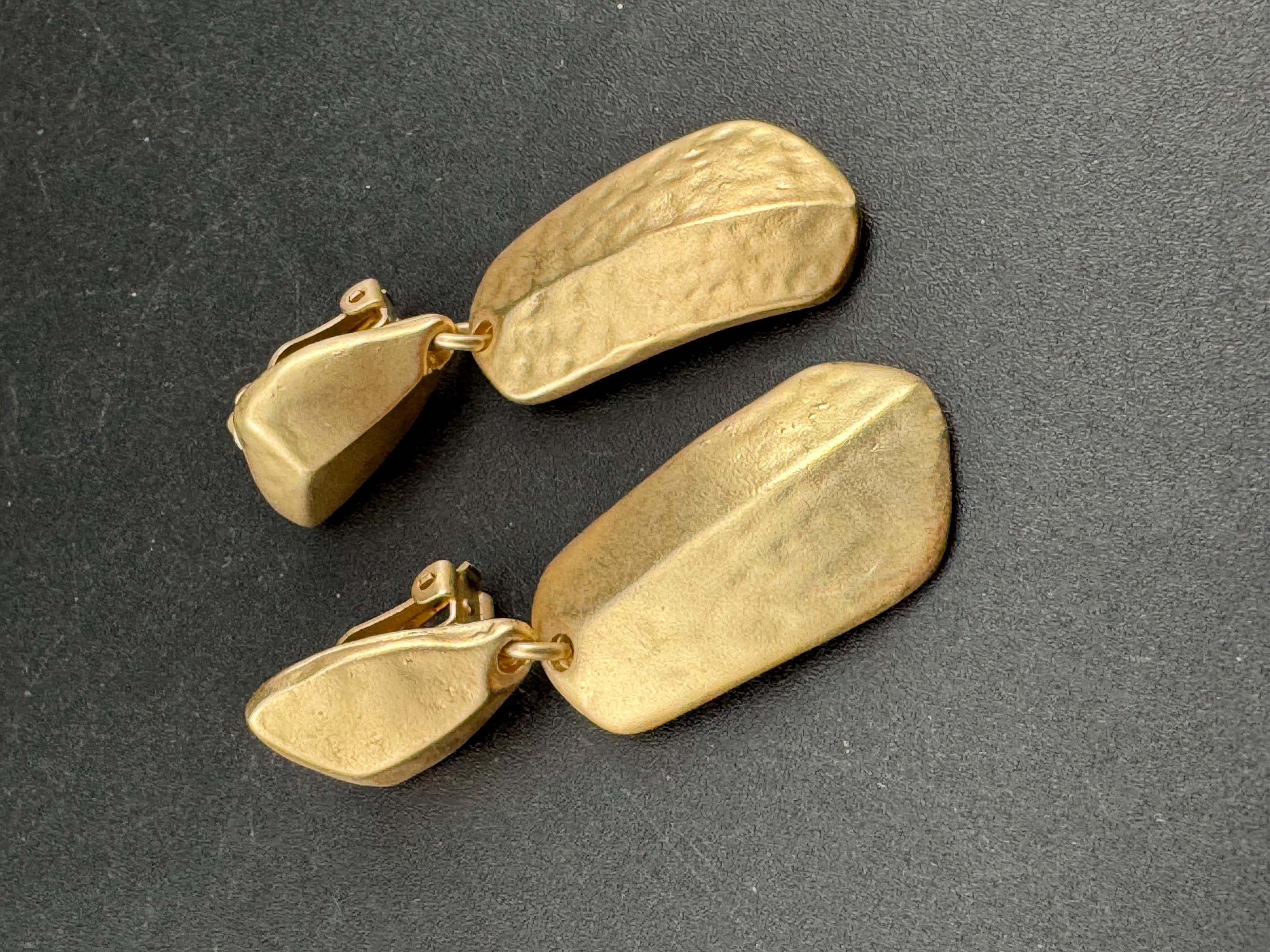 Matt yellow gold tone Etruscan style dangly drop clip on earrings