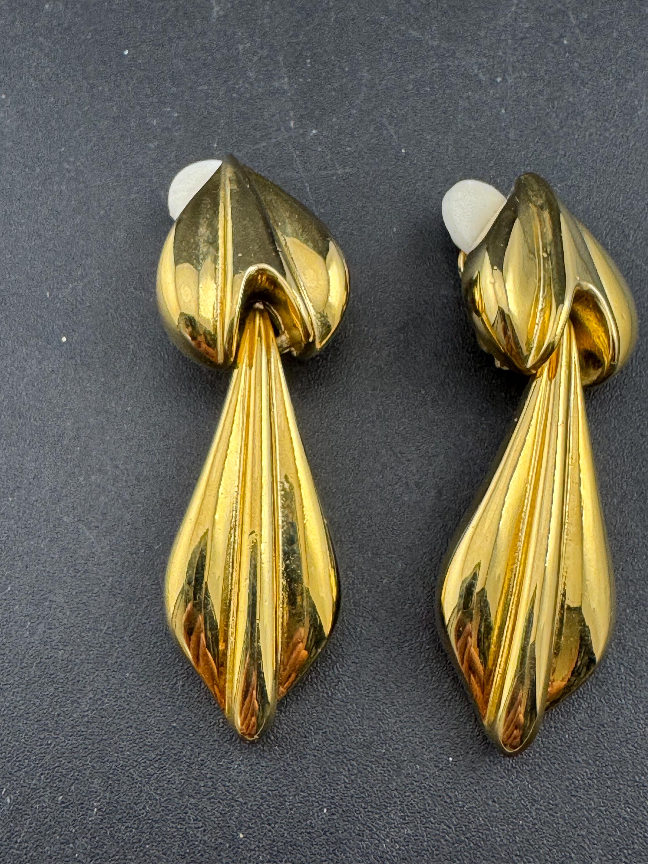 Vintage 80s high gloss slim gold tone door knocker dangly clip on earrings