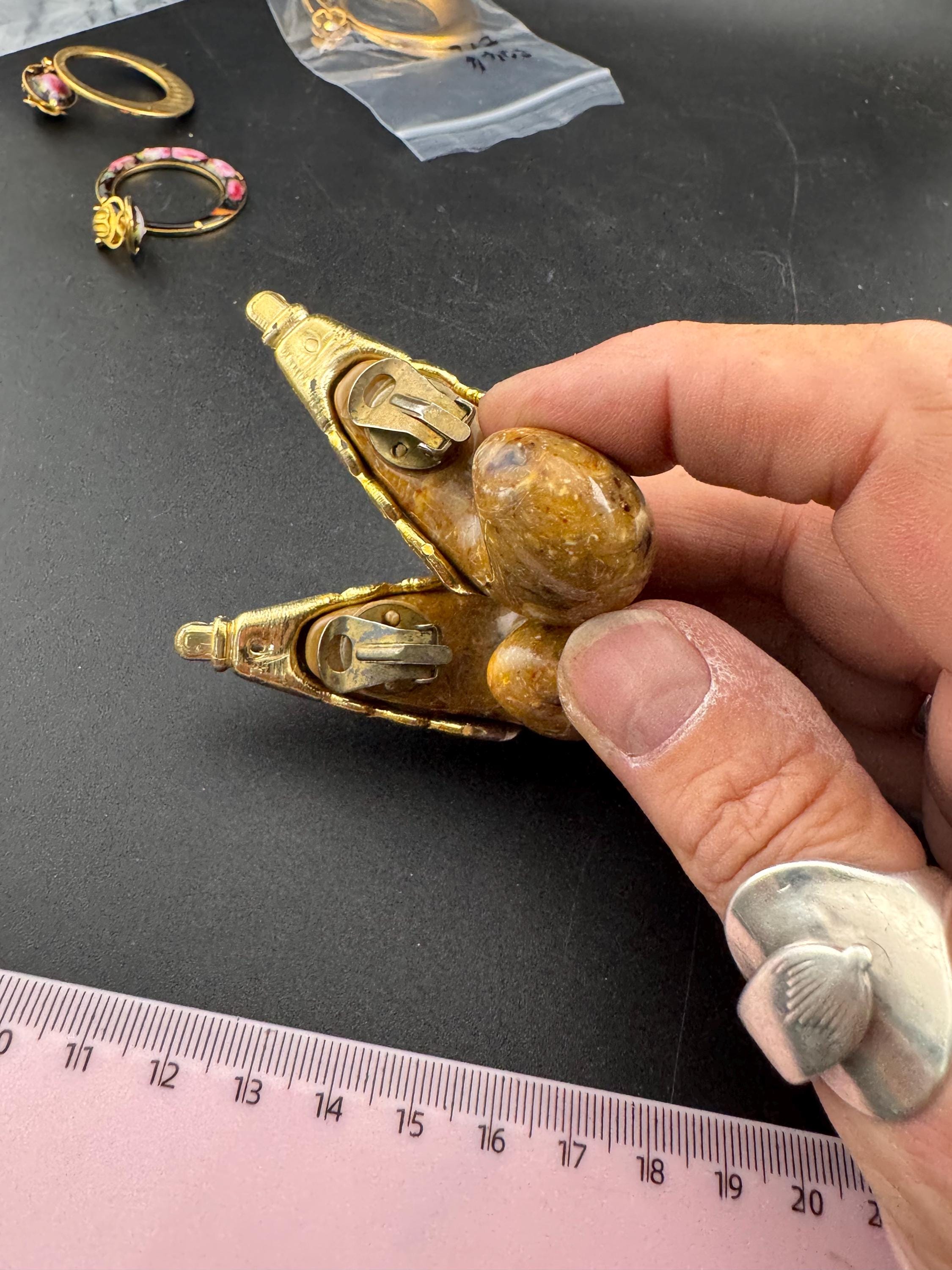 XL 6.5cm Vintage plastic oversized gold tone marbled brown tan clip on dangly drop earrings lightweight