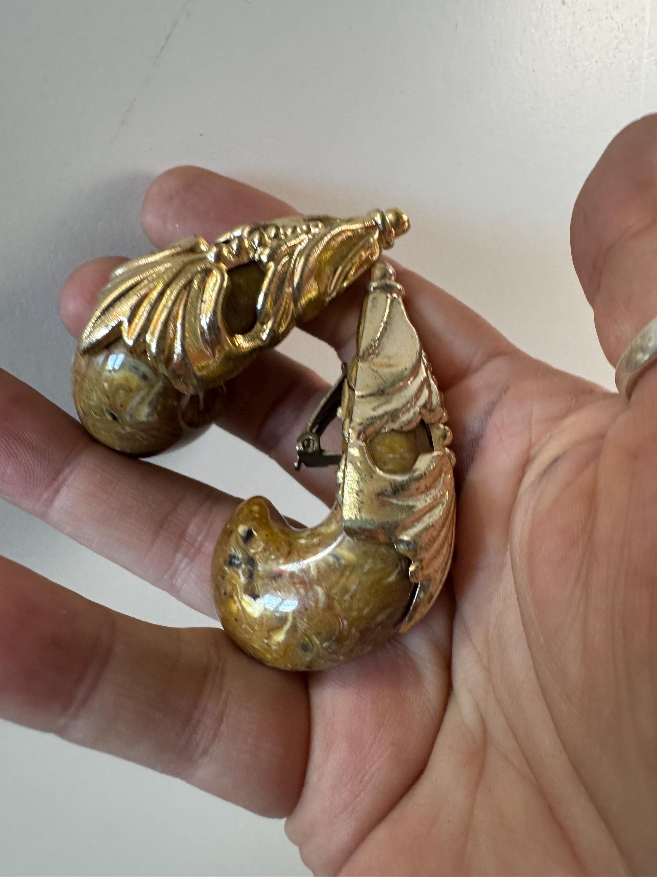 XL 6.5cm Vintage plastic oversized gold tone marbled brown tan clip on dangly drop earrings lightweight