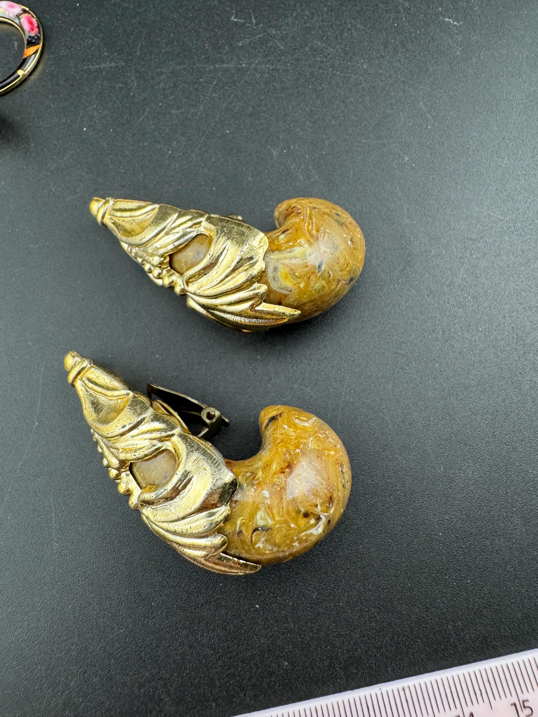 XL 6.5cm Vintage plastic oversized gold tone marbled brown tan clip on dangly drop earrings lightweight