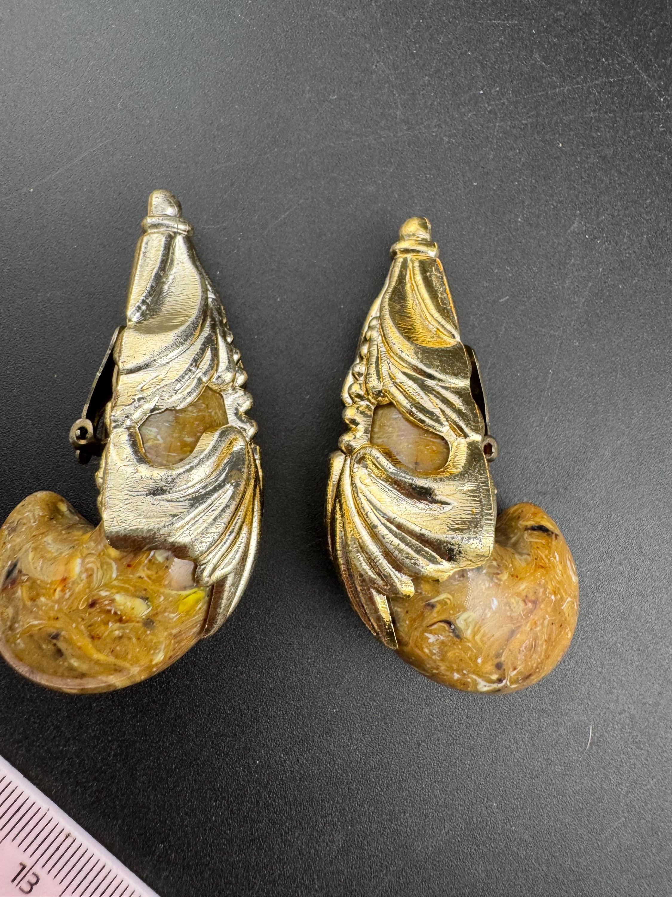 XL 6.5cm Vintage plastic oversized gold tone marbled brown tan clip on dangly drop earrings lightweight