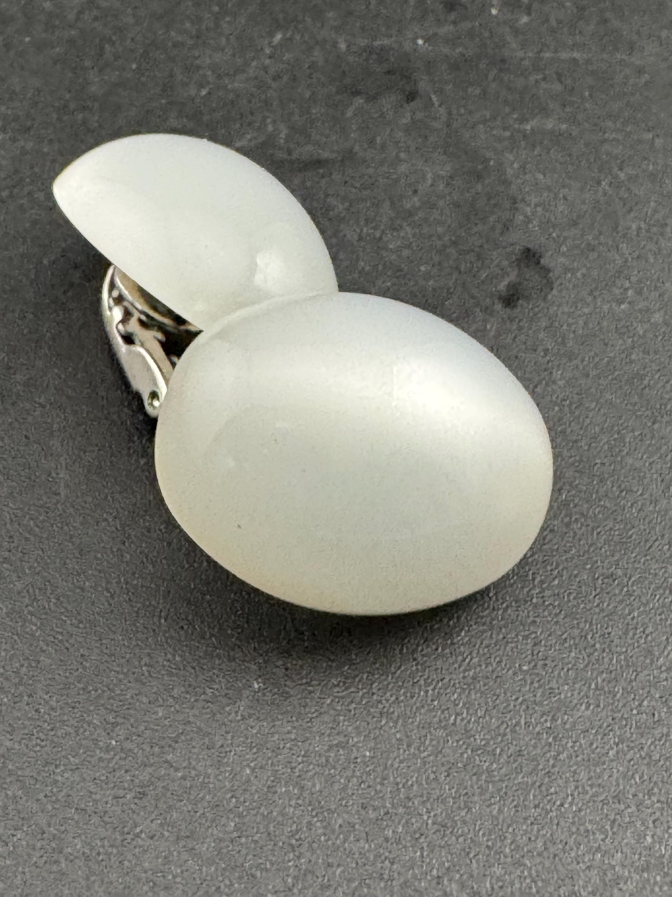 Signed RICHELIEU Vintage white pearlised lucite oval domed stud clip on earrings