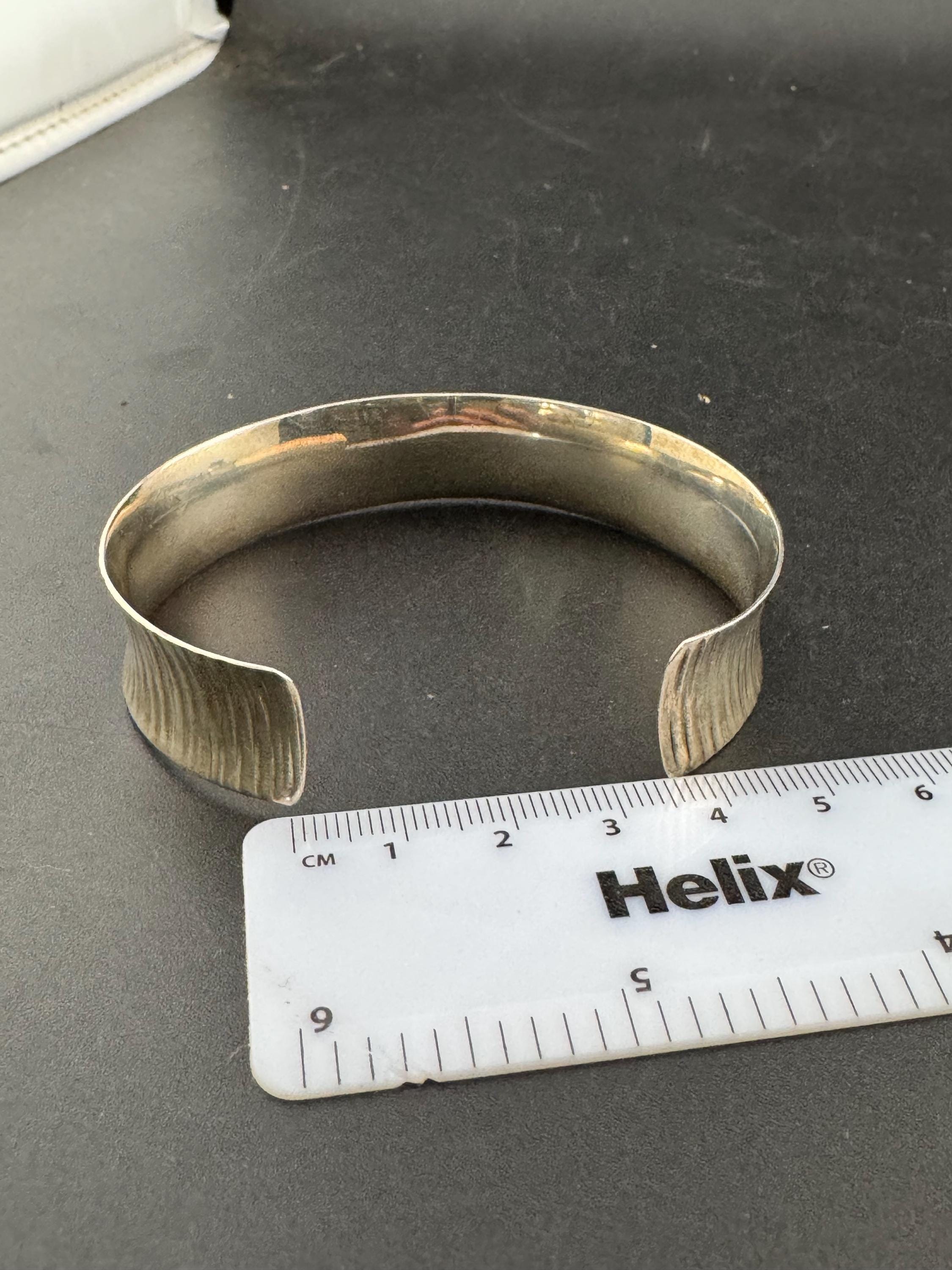 Vintage 1.5cm Wide 925 sterling silver engraved bark open cuff bangle 15.7 grams