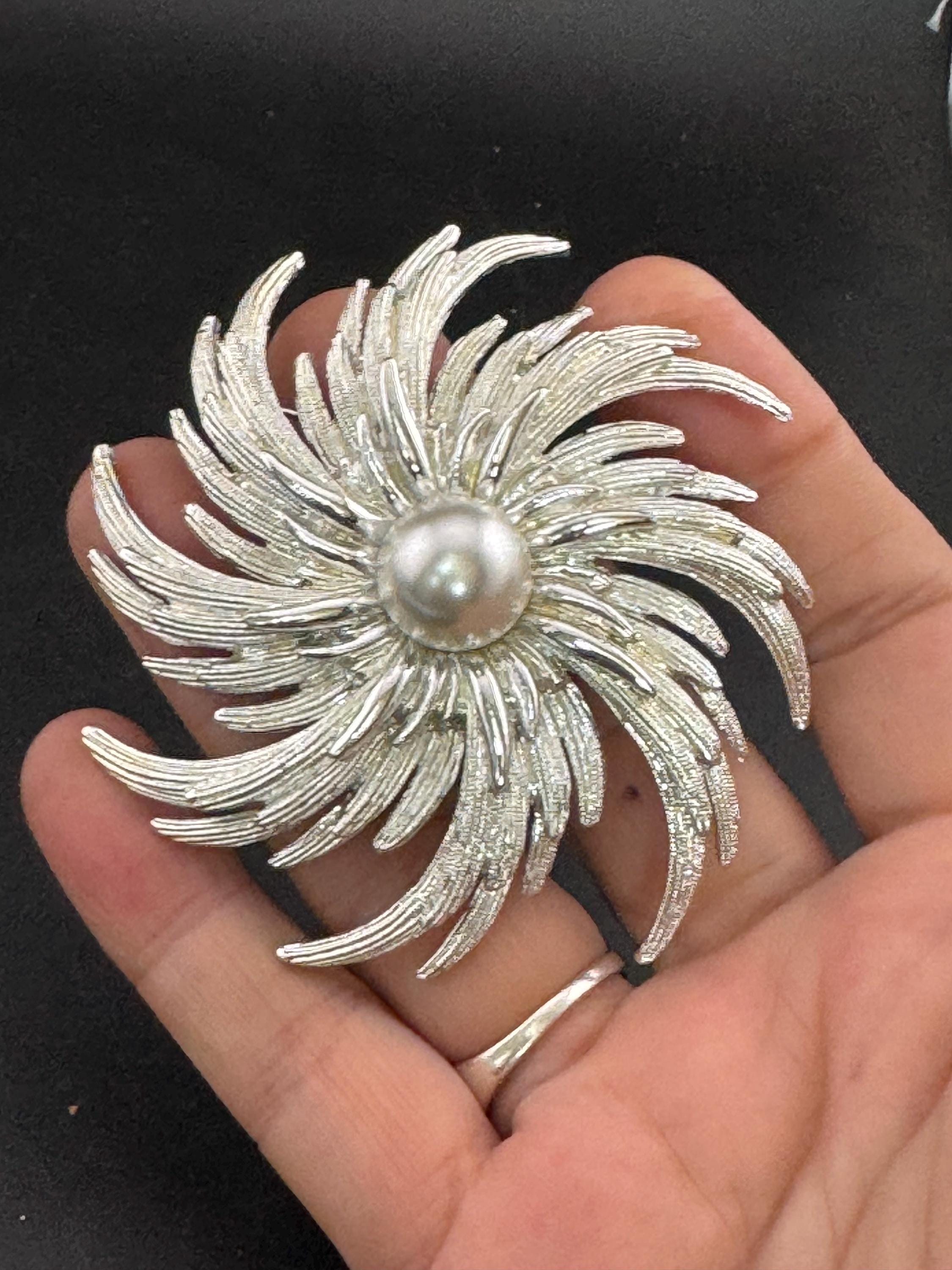 Signed Sarah Coventry modernist flower brooch silver tone with central Pearl cabochon