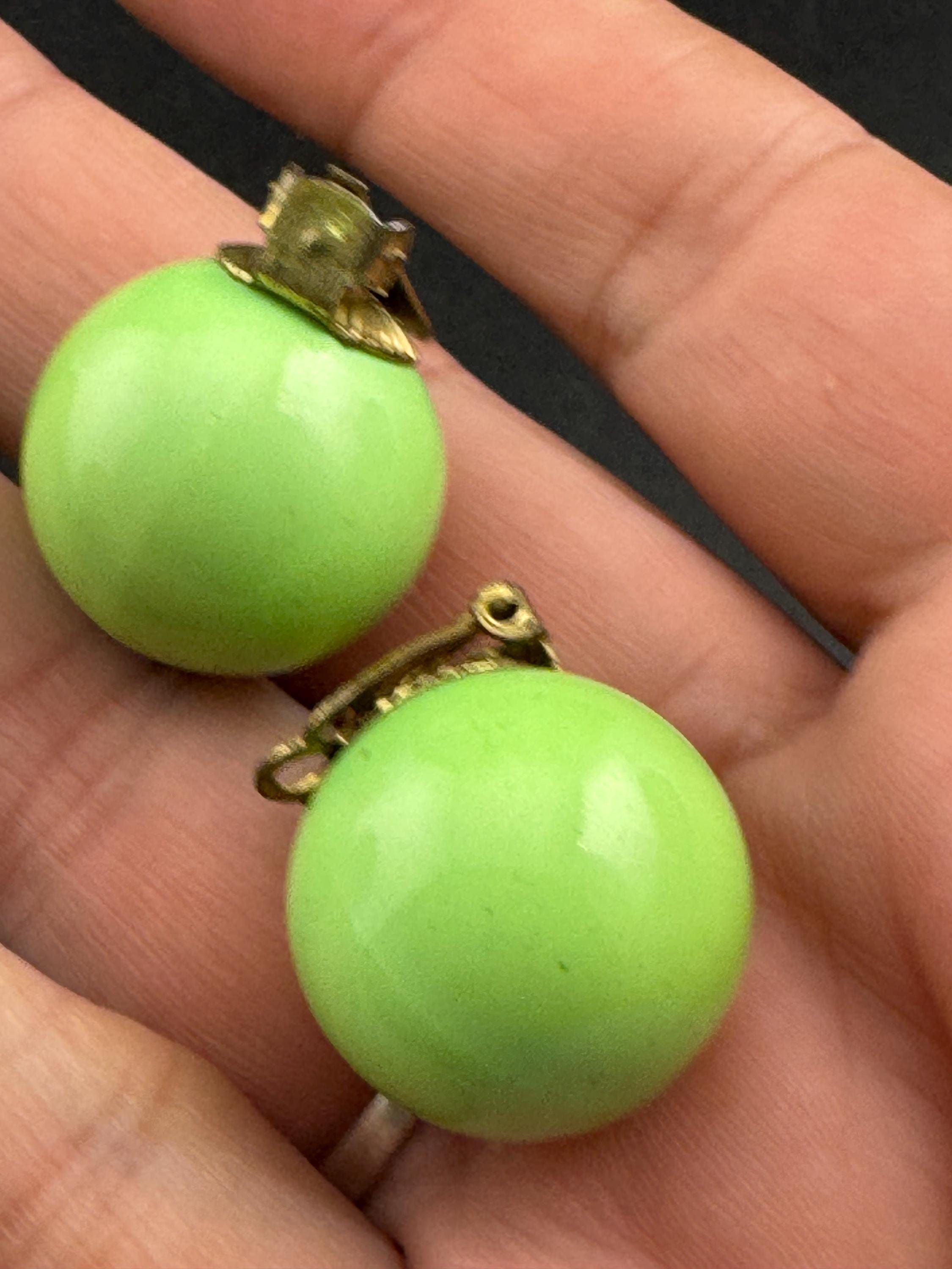 Vintage 2cm Plastic lime green ball Button Stud clip on earrings