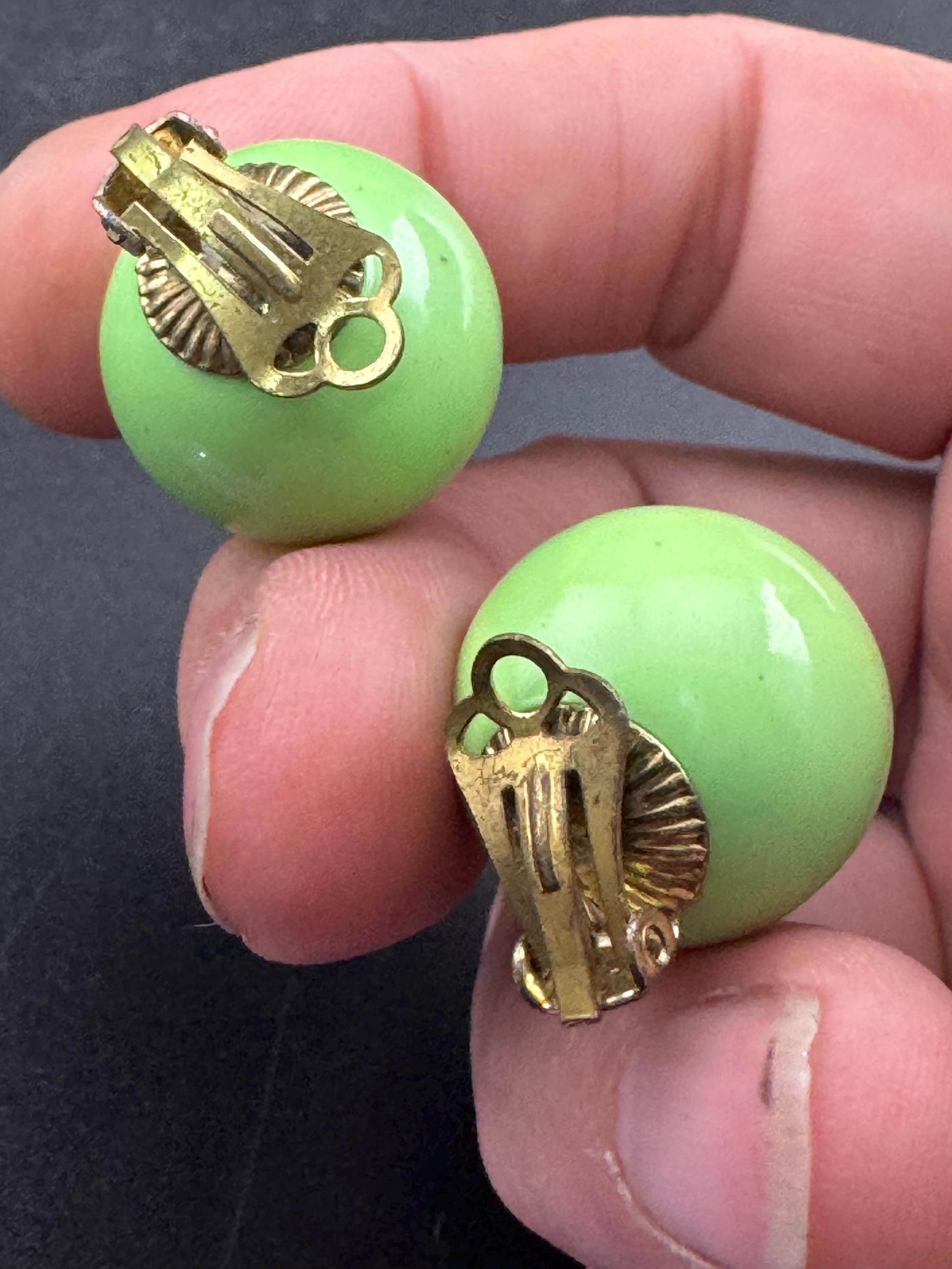 Vintage 2cm Plastic lime green ball Button Stud clip on earrings